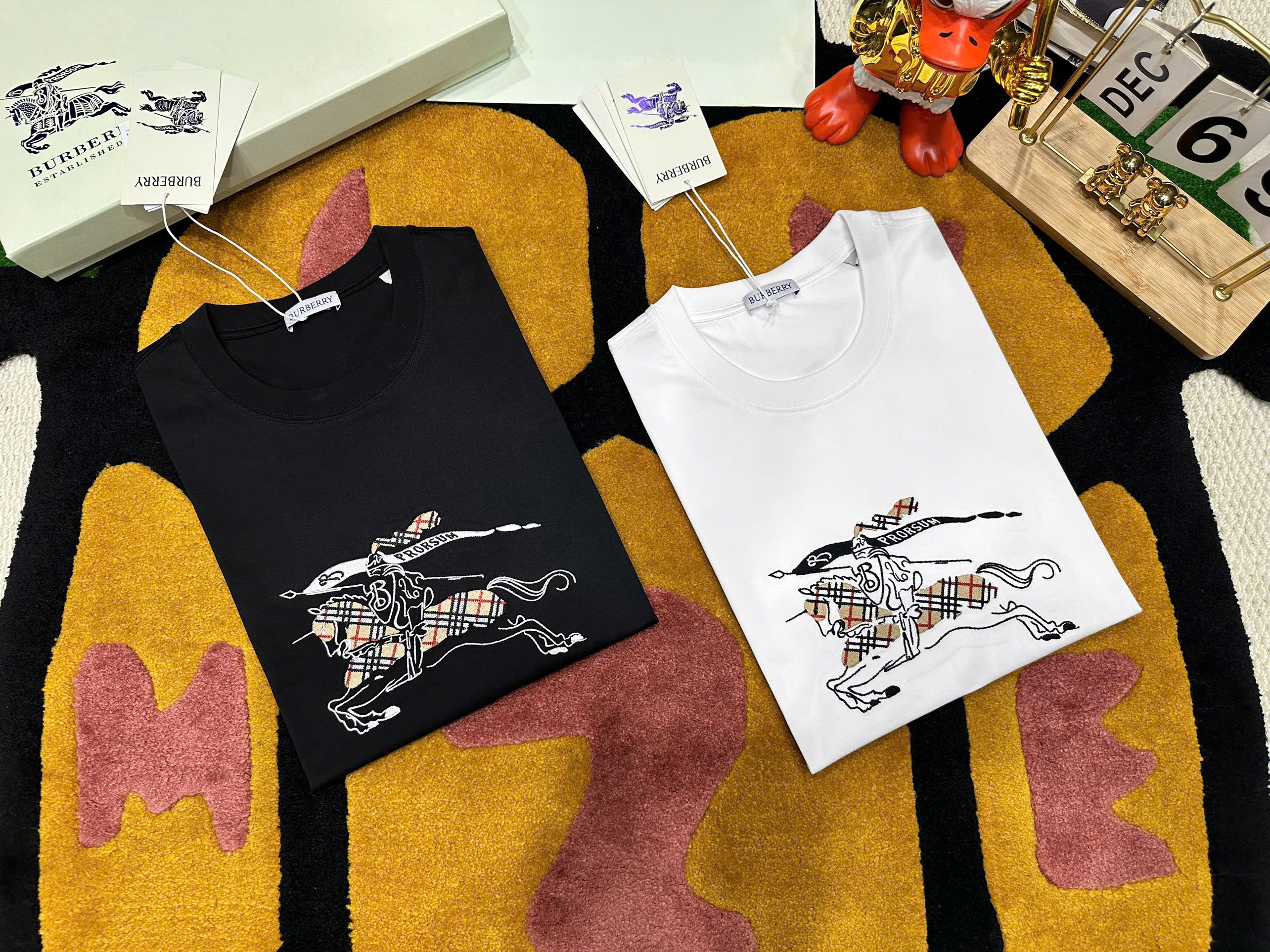 Áo phông T shirt Burberry BBR logo thêu ngựa bay ngực Like Auth S-L MK\trắng