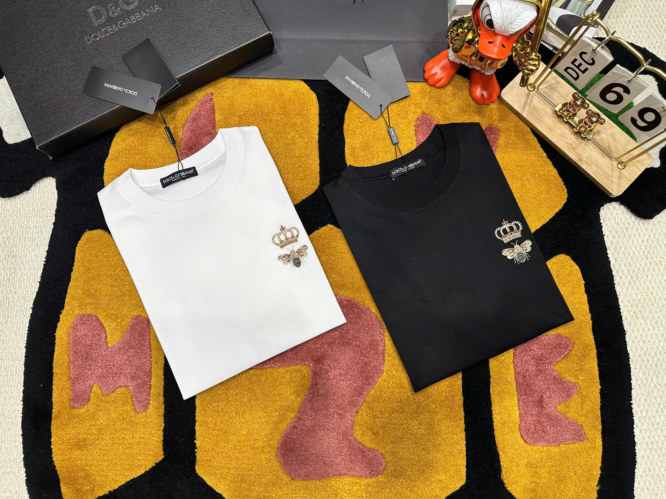 Áo phông T shirt Dolce Gabbana DG họa tiết Ong Vương Miện thêu ngực Like Auth S-L MK\Trắng