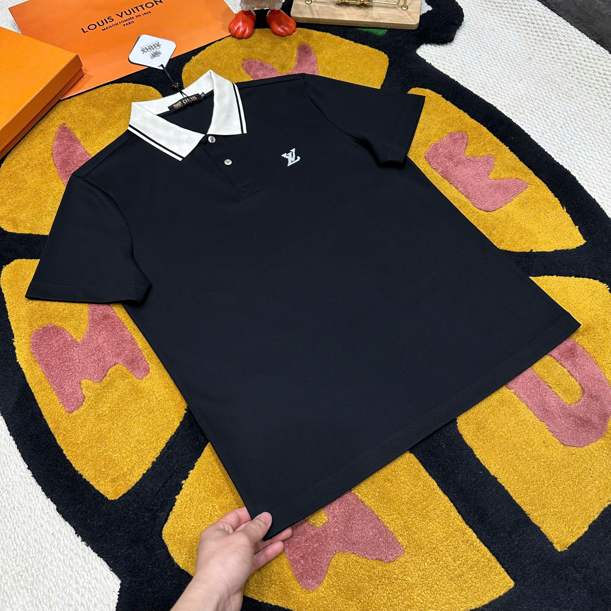 Áo polo Louis Vuitton LV check cổ caro logo thêu ngực Like Auth 48-52 MK\Đen