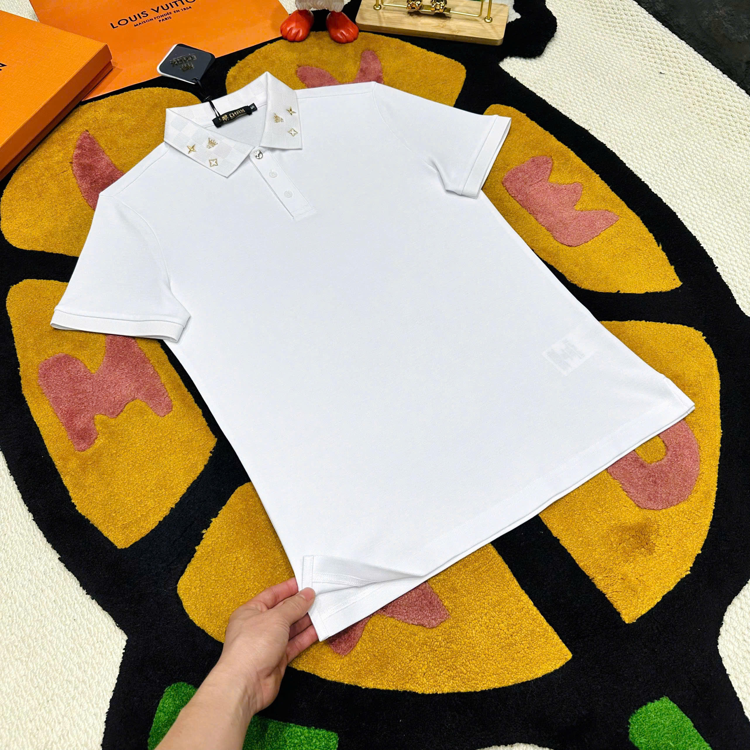 Áo polo Louis Vuitton LV logo thêu cổ Hoa và Vương Miện Like Auth S-XL MK\Trắng