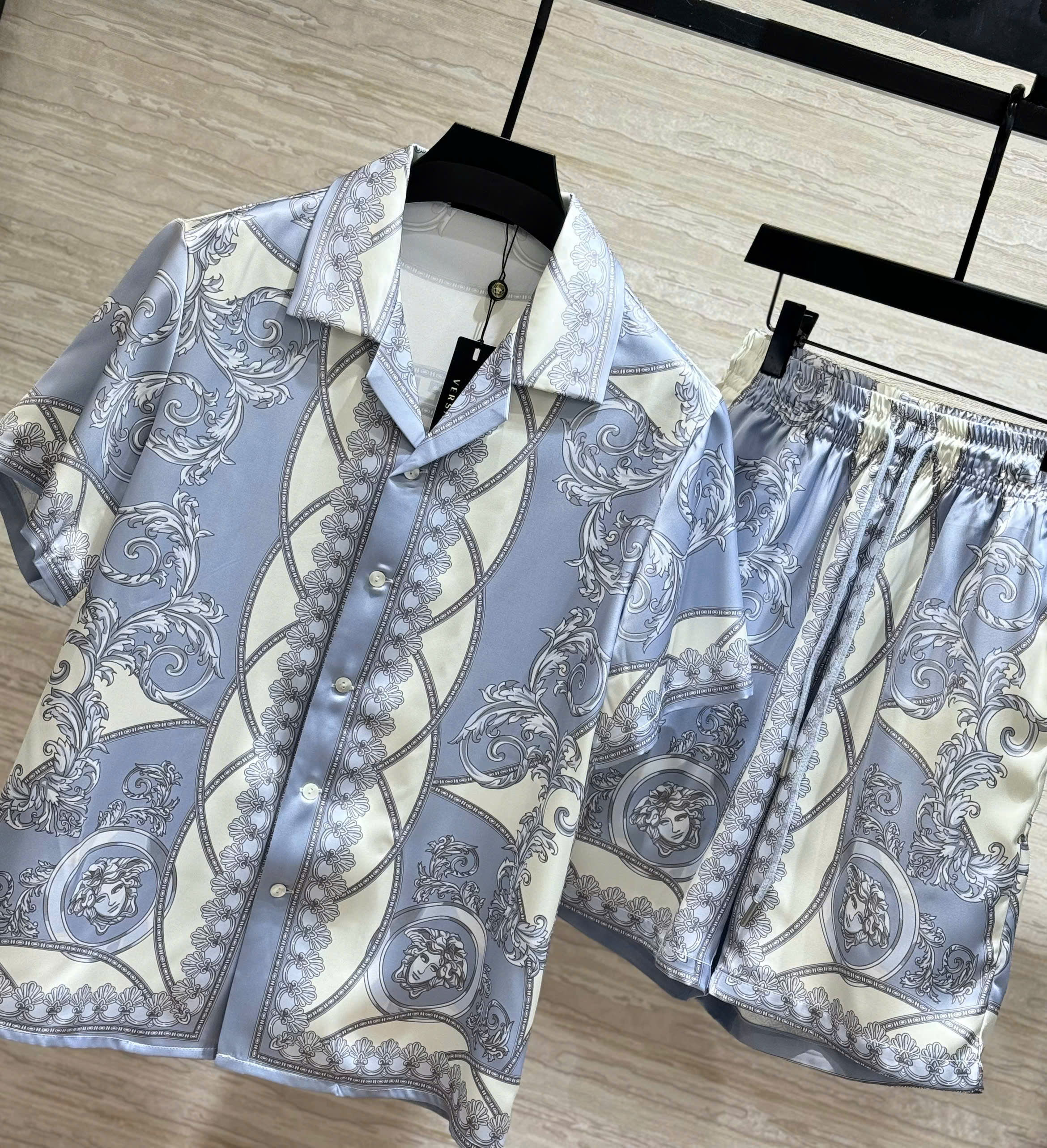 Set bộ lụa hè Versace VS Xanh Be họa tiết hoa lá Like Auth M-XXL DDT