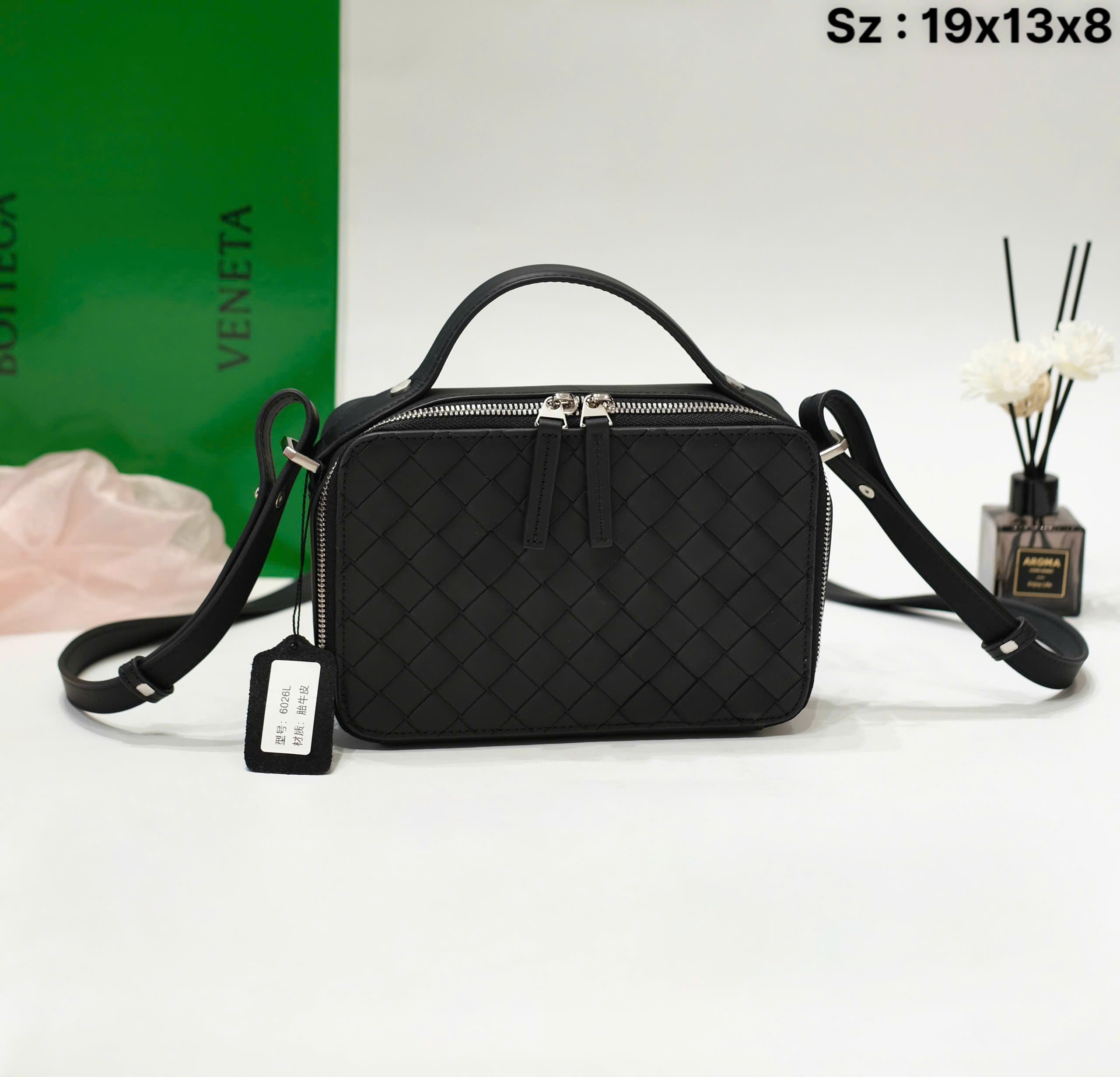 Túi đeo chéo Clutch Bottega Veneta Đen đan chéo dập Like Auth 19x13x8 DDT