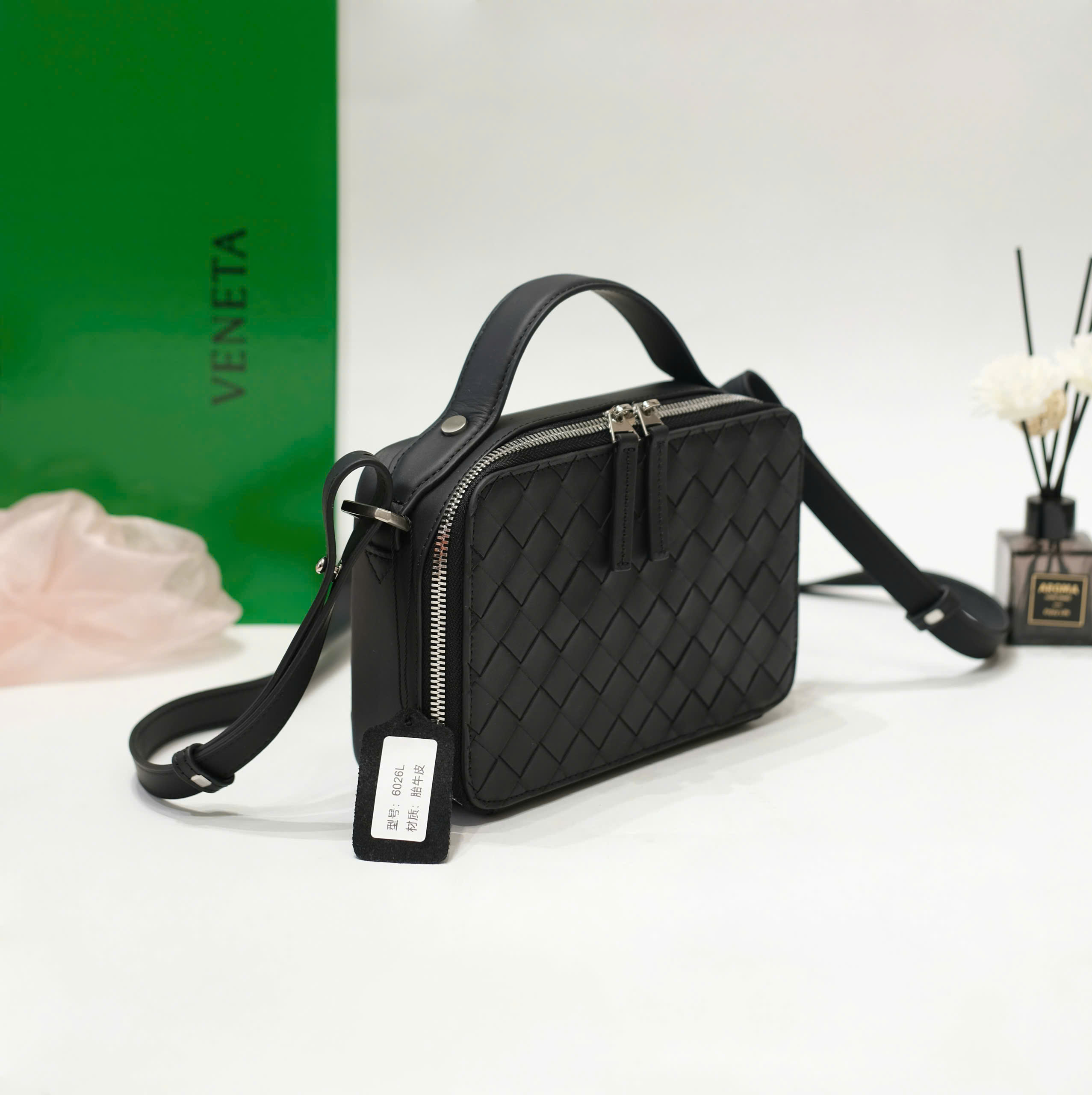 Túi đeo chéo Clutch Bottega Veneta Đen đan chéo dập Like Auth 19x13x8 DDT