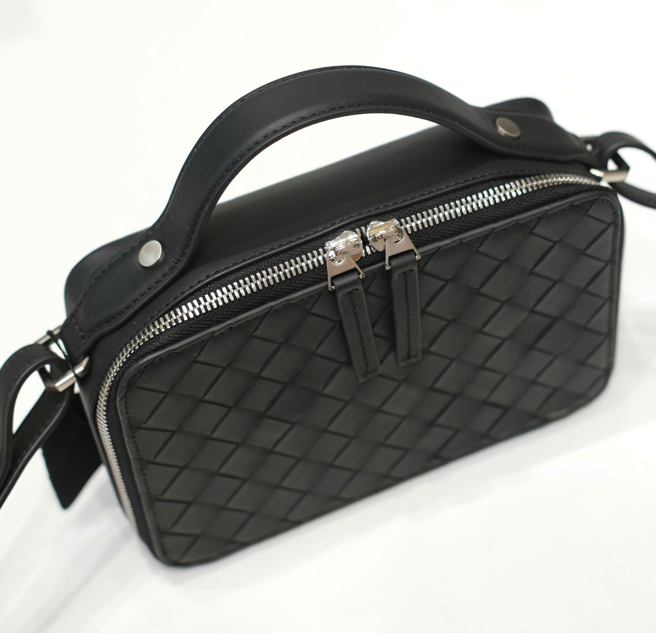 Túi đeo chéo Clutch Bottega Veneta Đen đan chéo dập Like Auth 19x13x8 DDT