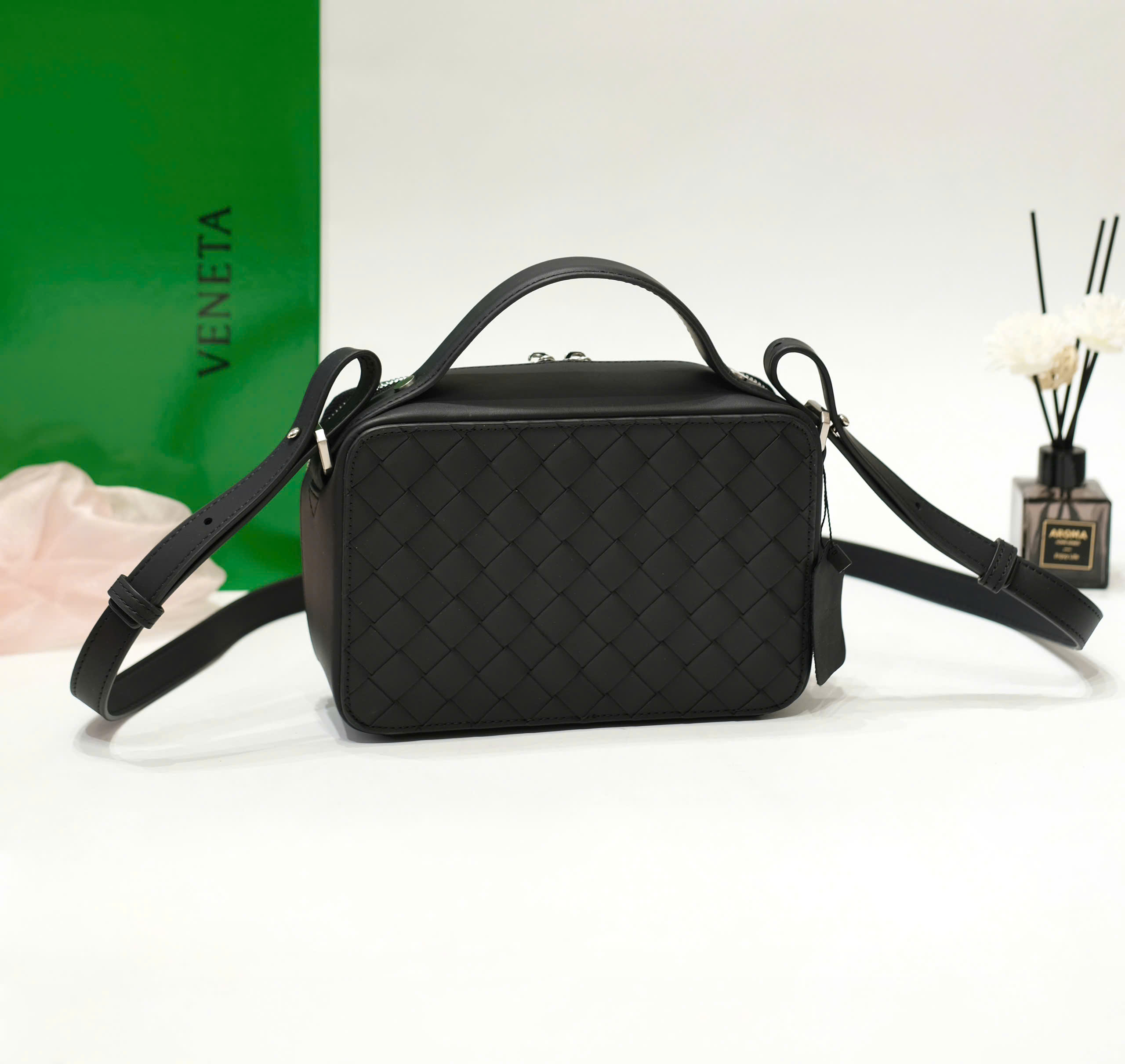 Túi đeo chéo Clutch Bottega Veneta Đen đan chéo dập Like Auth 19x13x8 DDT