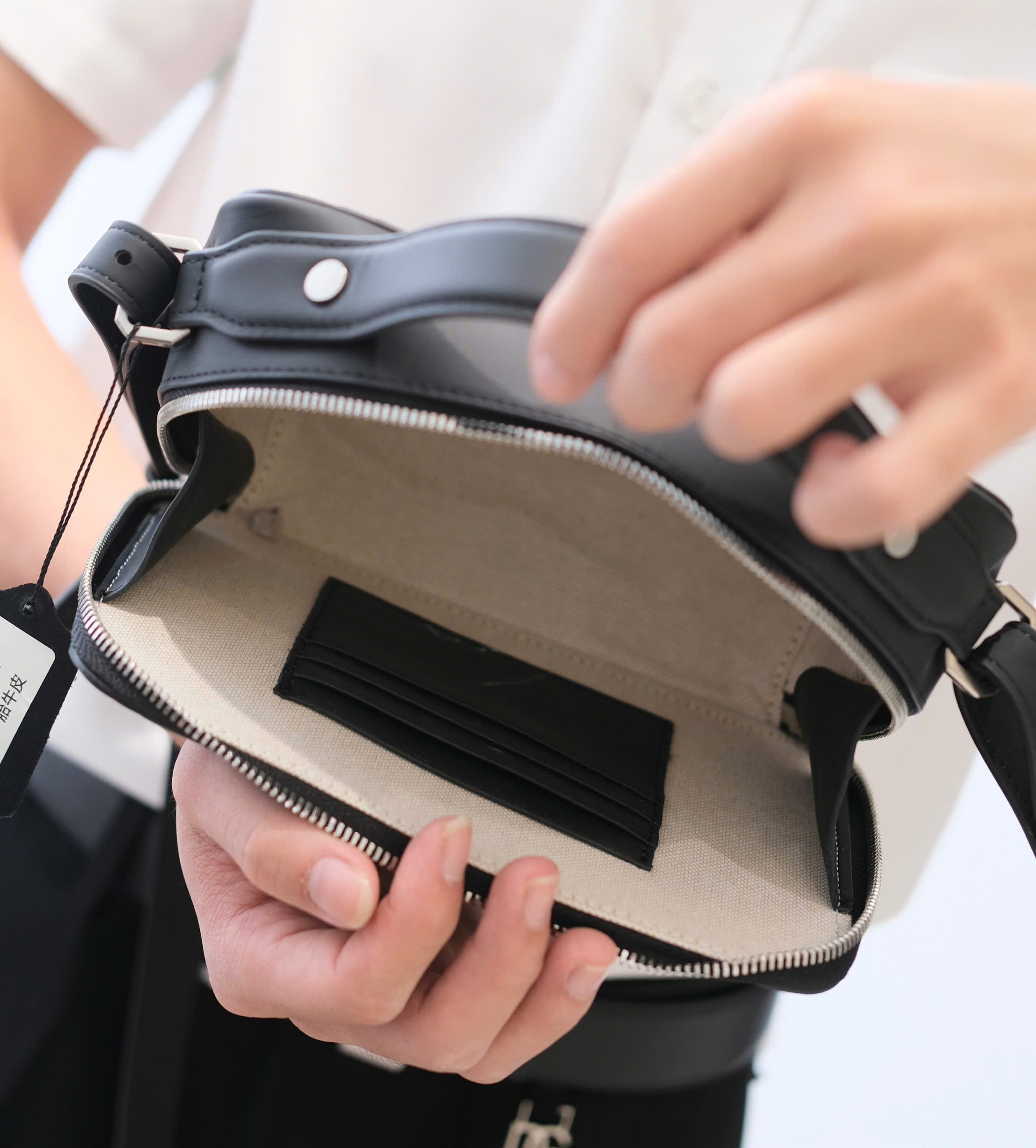 Túi đeo chéo Clutch Bottega Veneta Đen đan chéo dập Like Auth 19x13x8 DDT