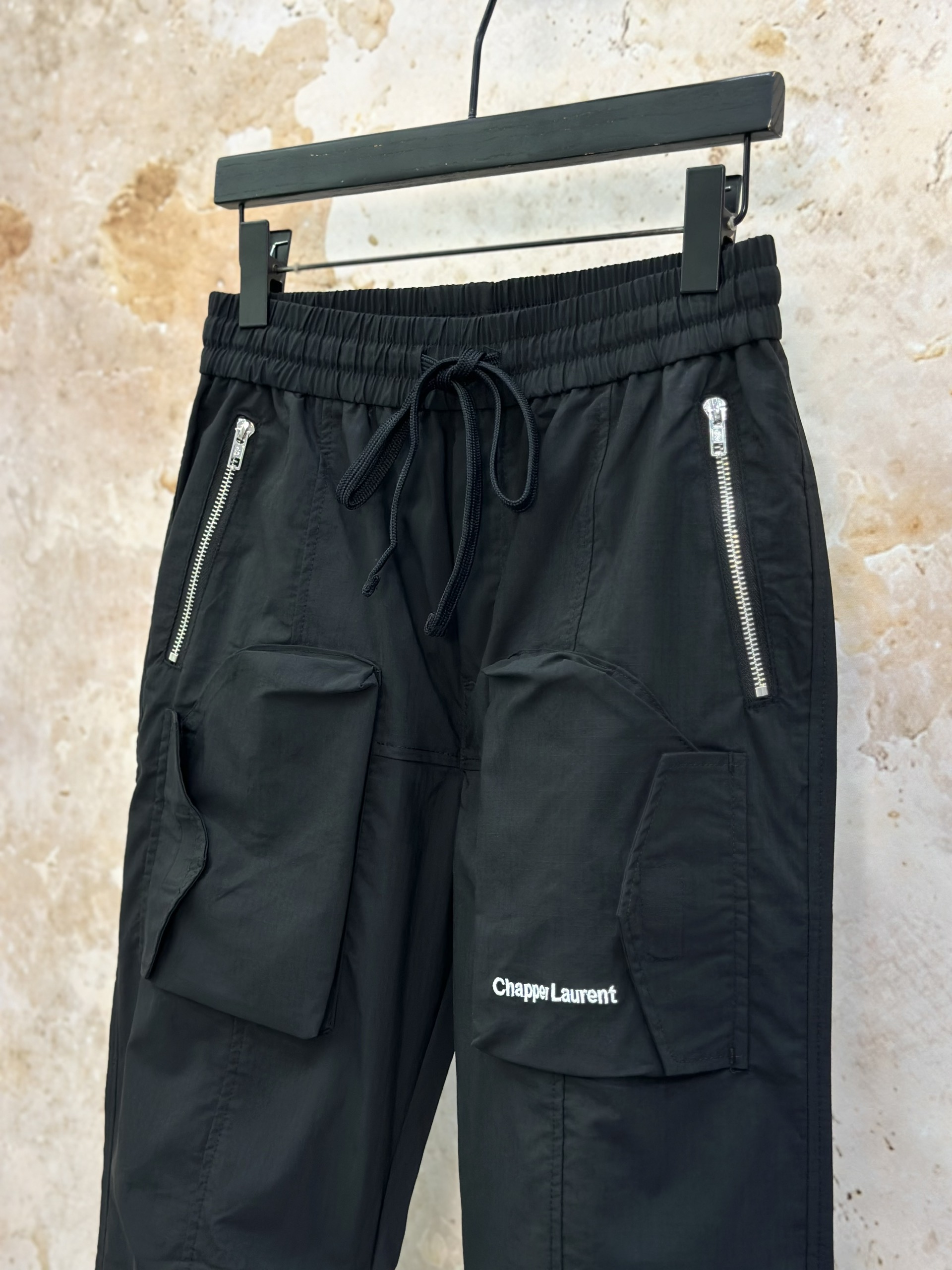 Quần jogger vải Chapper Laurent logo thêu túi đùi phối khóa ZIP Like Auth S-L VTN