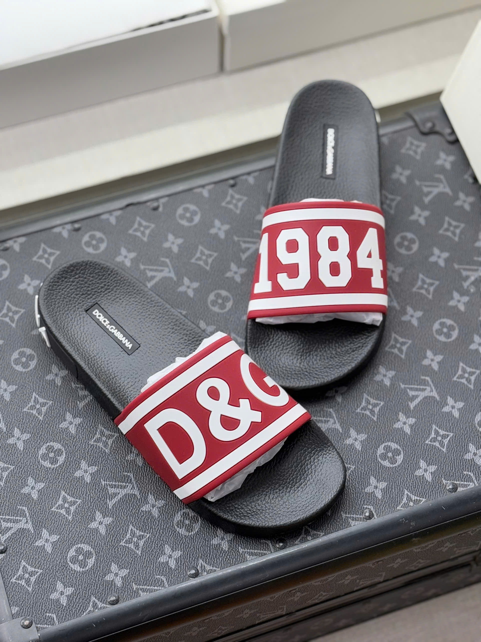 Dép lê quai ngang Dolce Gabbana DG logo D&G 1984 nổi Like Auth on web fullbox bill thẻ MVT