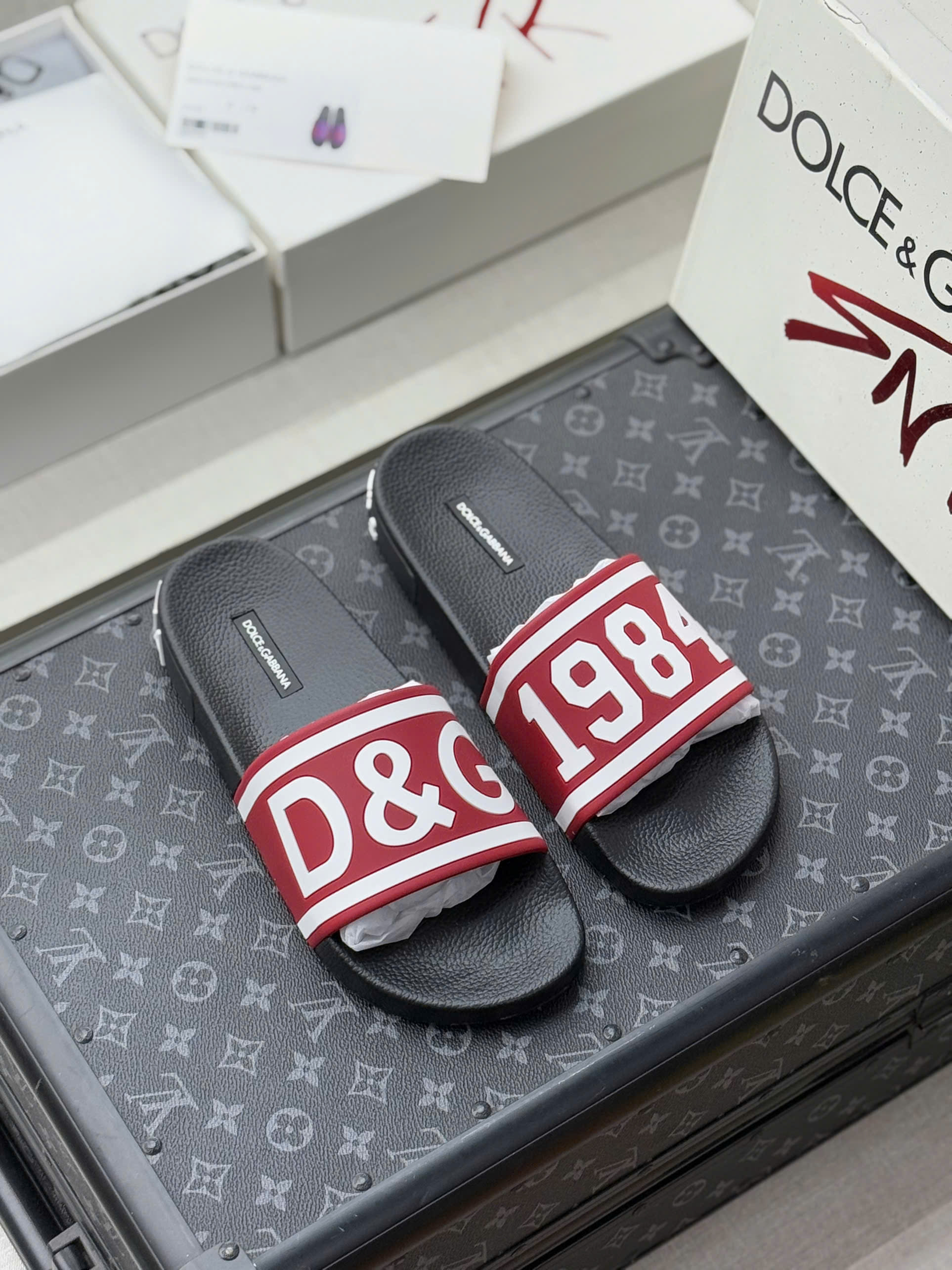 Dép lê quai ngang Dolce Gabbana DG logo D&G 1984 nổi Like Auth on web fullbox bill thẻ MVT