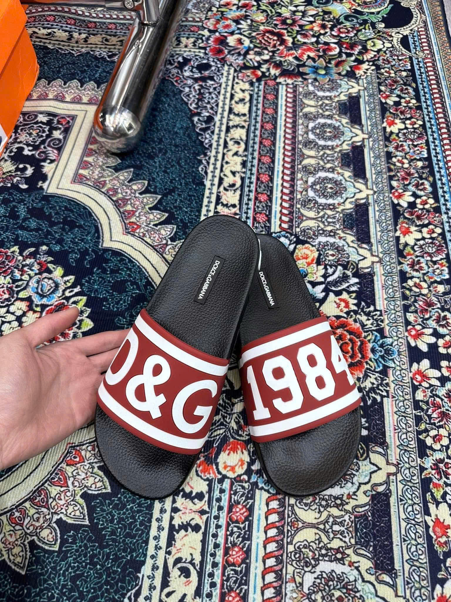 Dép lê quai ngang Dolce Gabbana DG logo D&G 1984 nổi Like Auth on web fullbox bill thẻ MVT