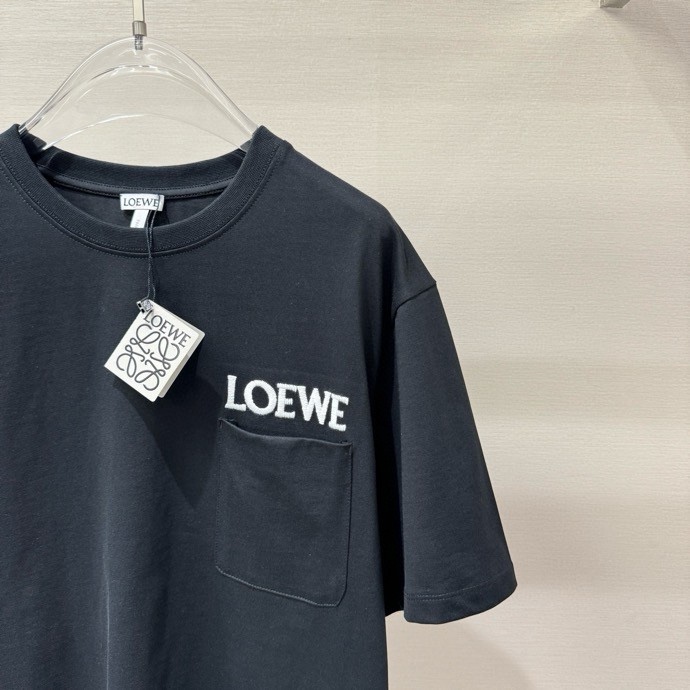 Áo phông T shirt Loewe logo thêu túi ngực Like Auth S-L VTN\Đen