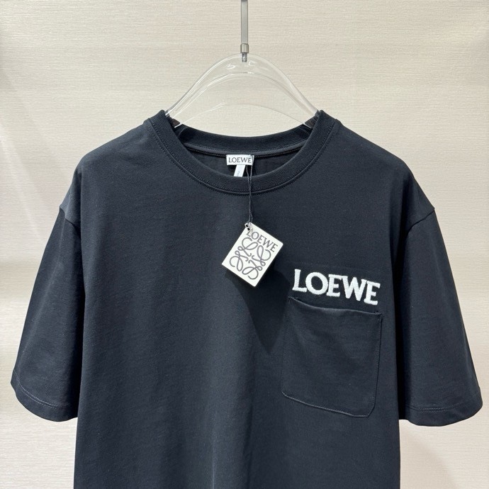 Áo phông T shirt Loewe logo thêu túi ngực Like Auth S-L VTN\Đen