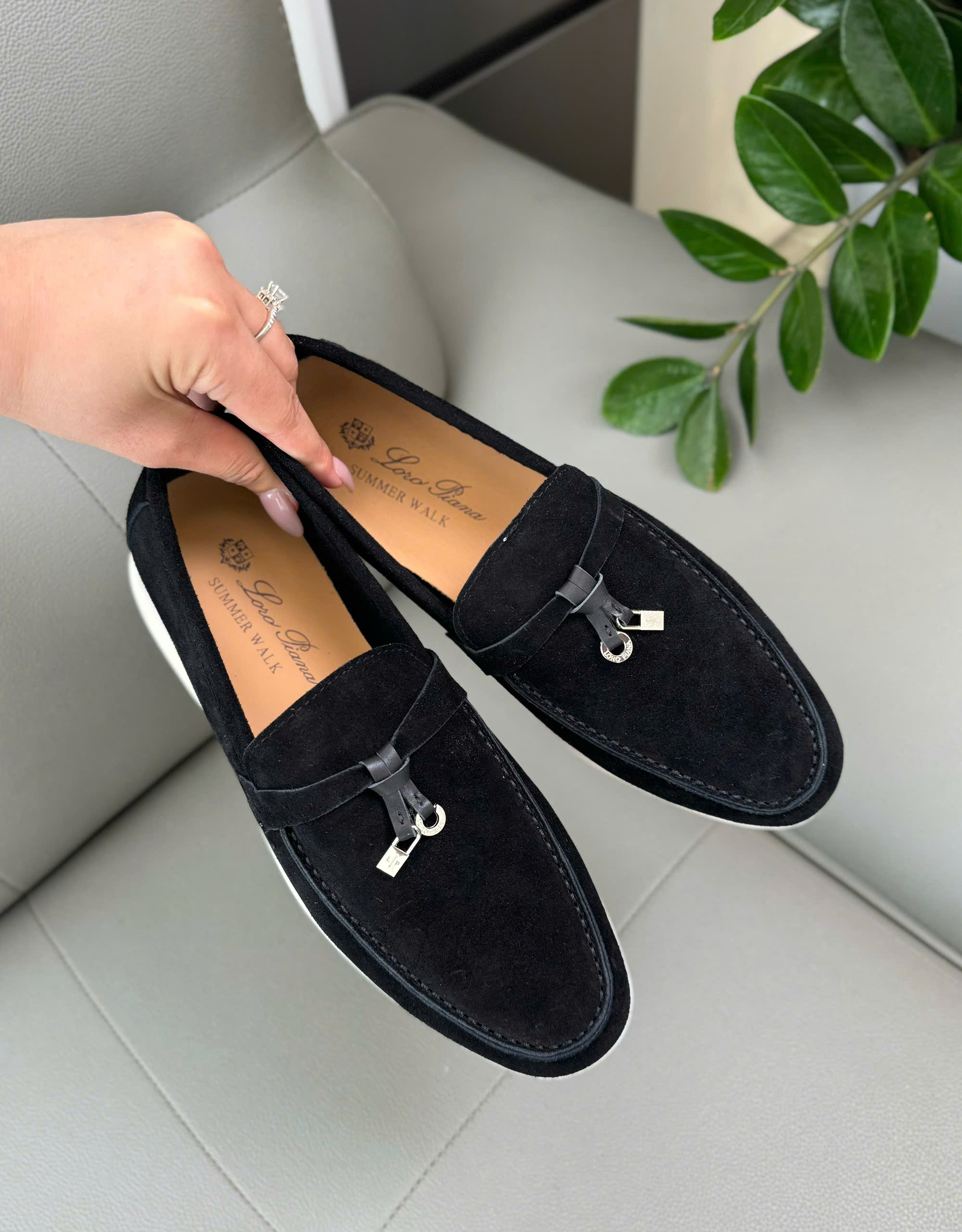 Giày Loafer Loro Piana đen da lộn tag tròn khoá Like Auth 38-43 DDT