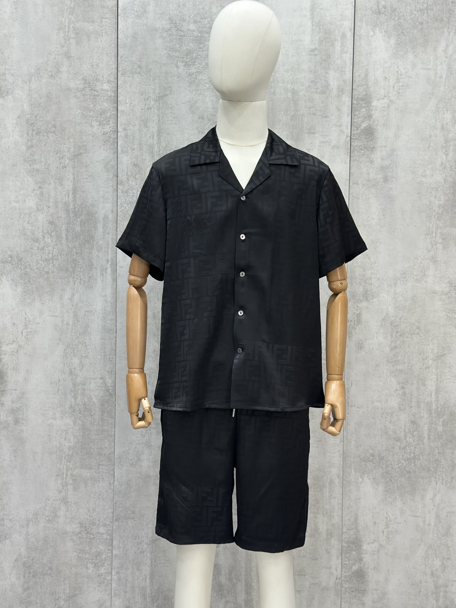 Set bộ lụa hè Fendi FD logo full Like Auth M-XL VTN\Đen
