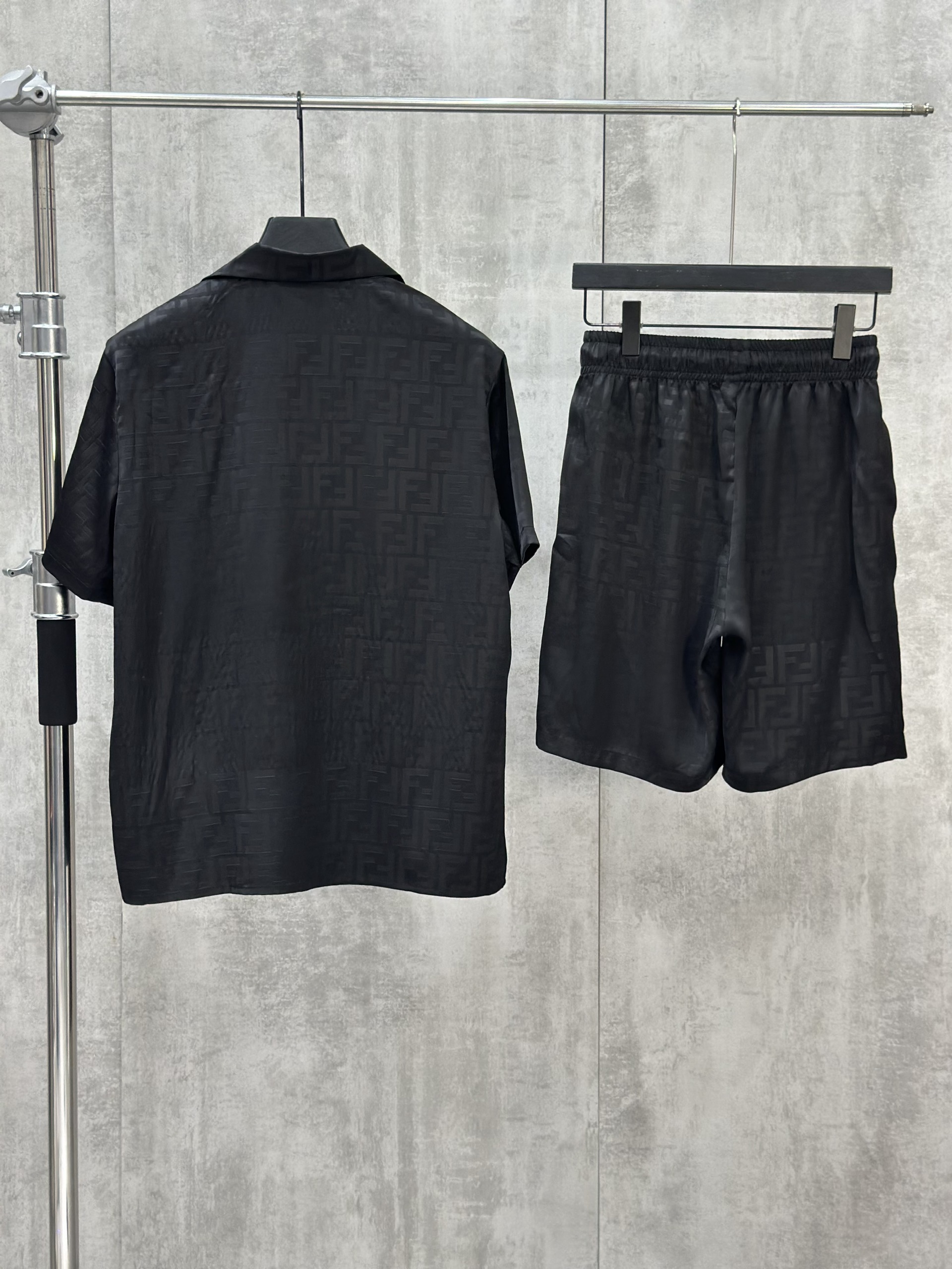 Set bộ lụa hè Fendi FD logo full Like Auth M-XL VTN\Đen