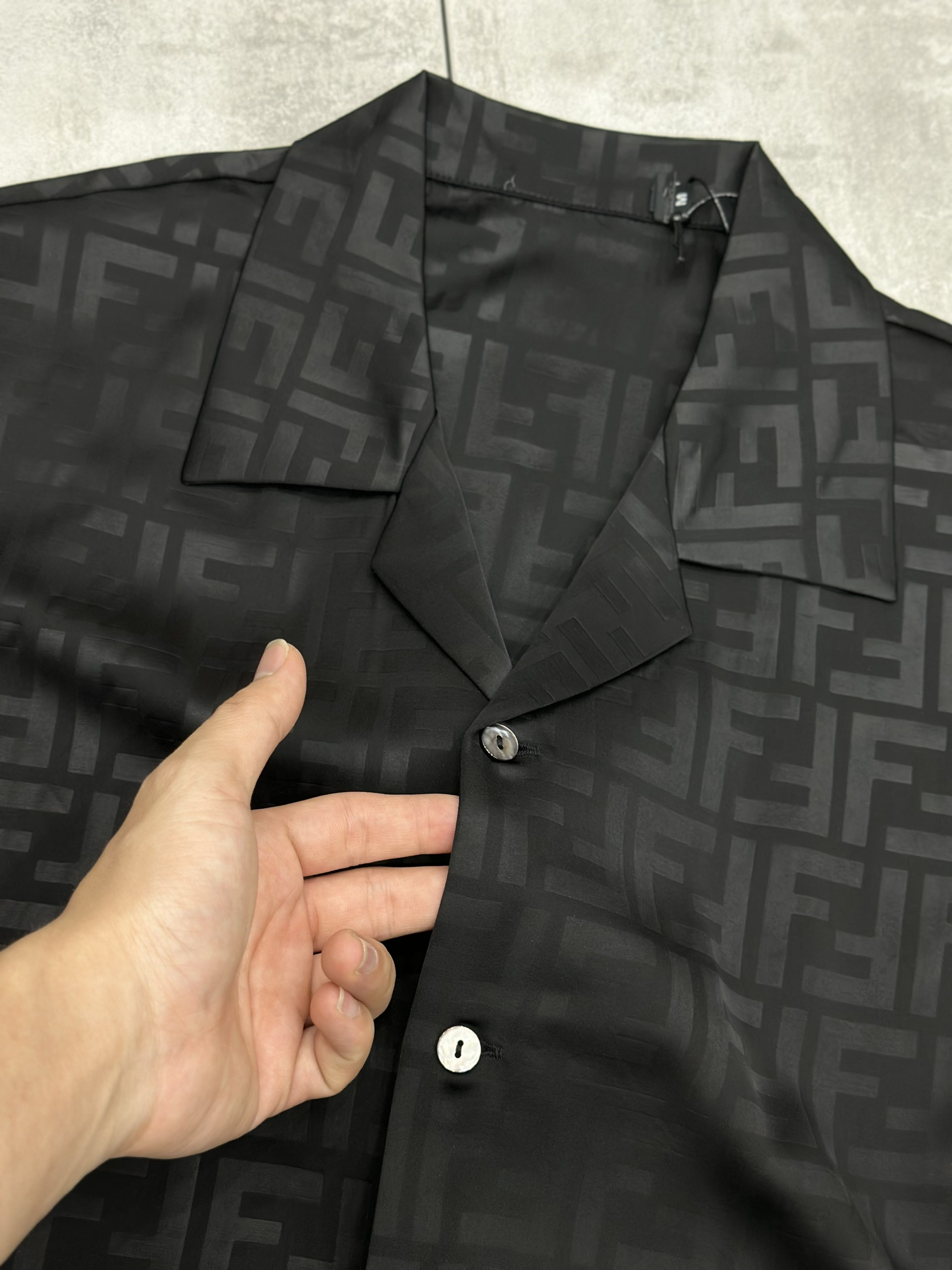 Set bộ lụa hè Fendi FD logo full Like Auth M-XL VTN\Đen