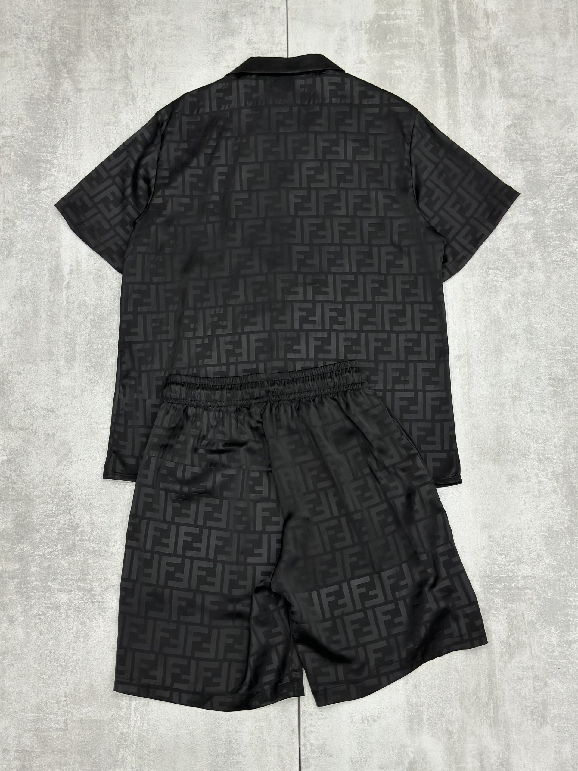 Set bộ lụa hè Fendi FD logo full Like Auth M-XL VTN\Đen