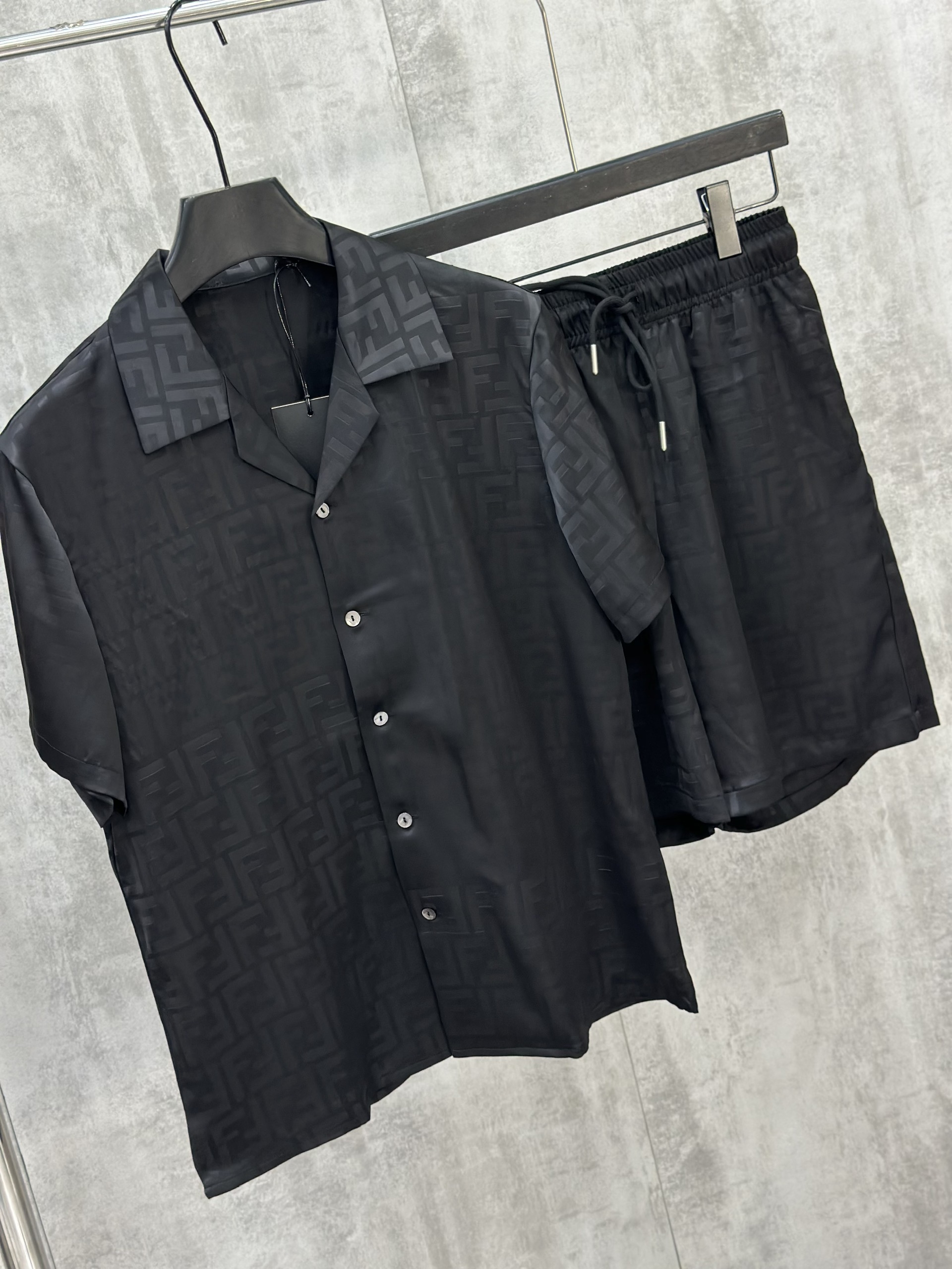 Set bộ lụa hè Fendi FD logo full Like Auth M-XL VTN\Đen