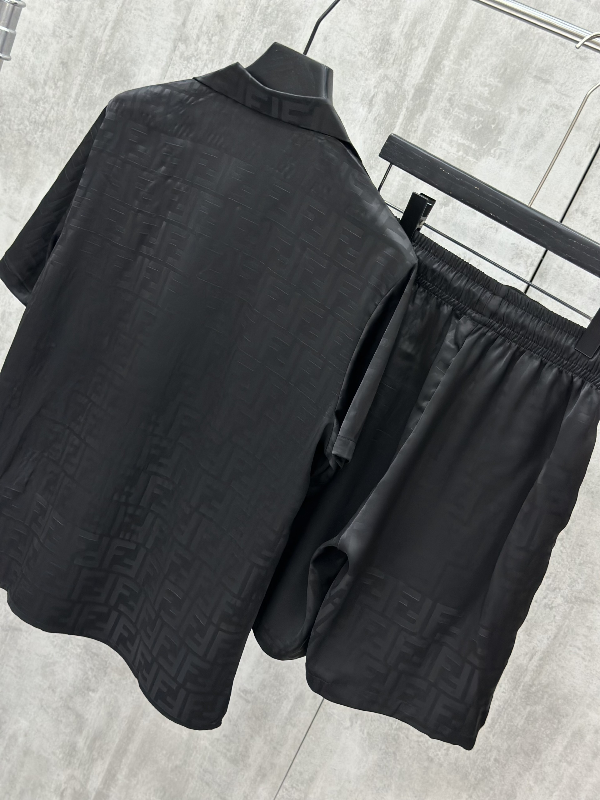 Set bộ lụa hè Fendi FD logo full Like Auth M-XL VTN\Đen