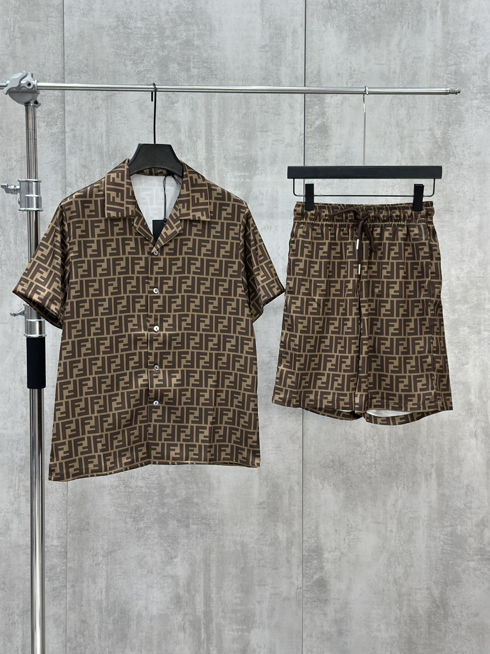 Set bộ lụa hè Fendi FD logo full Like Auth M-XL VTN\NÂU