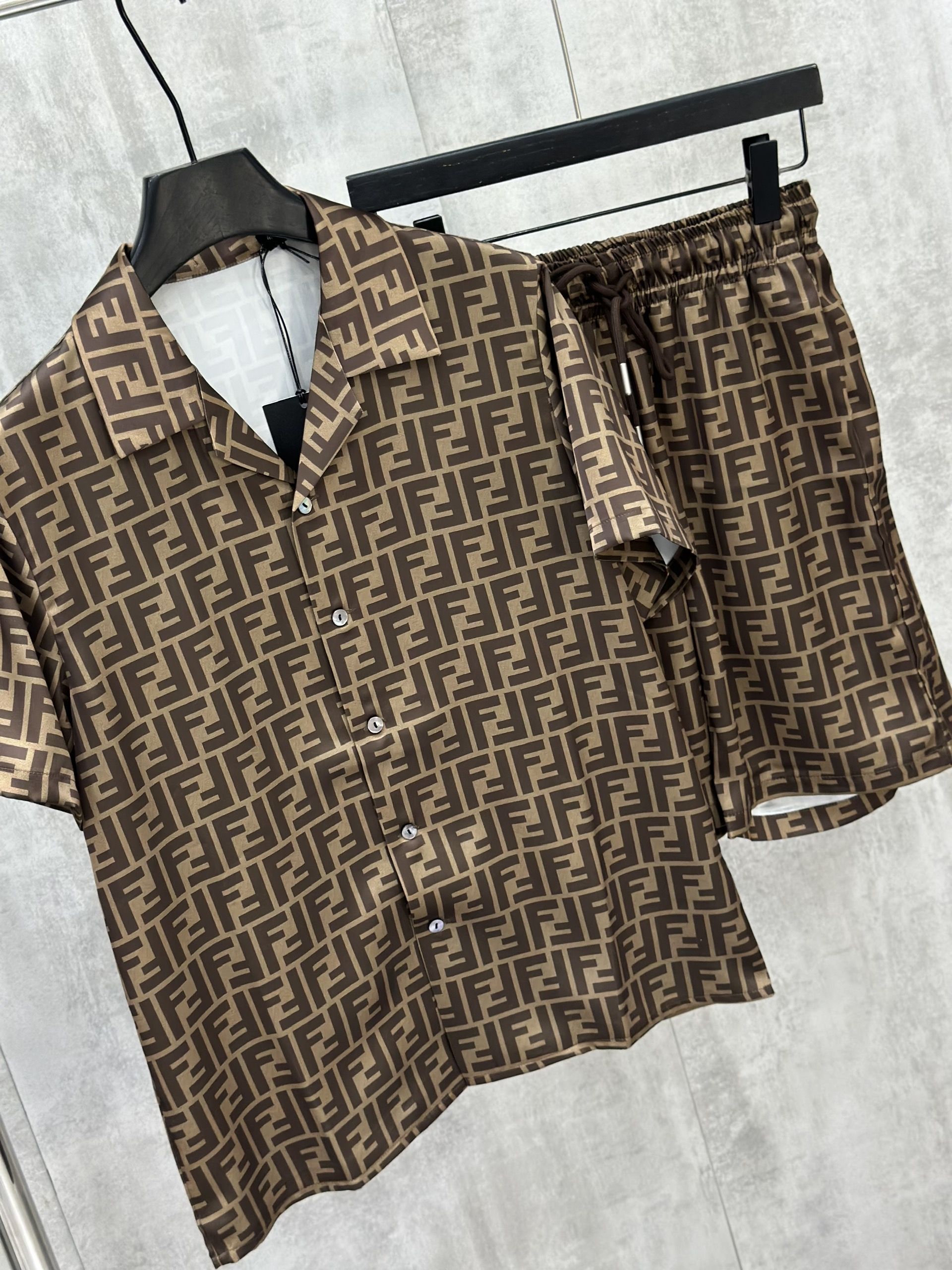 Set bộ lụa hè Fendi FD logo full Like Auth M-XL VTN\NÂU
