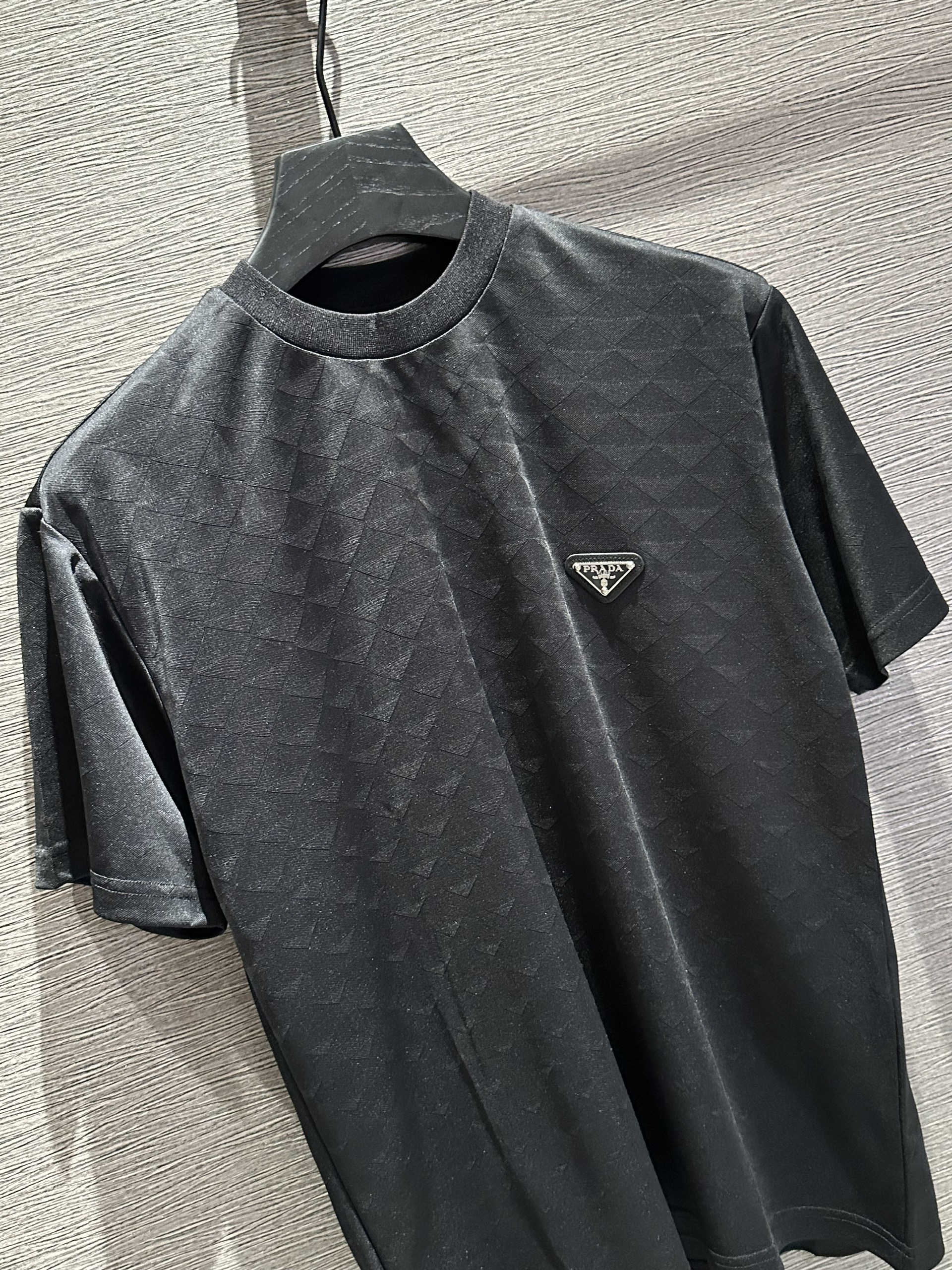 Áo phông T-shirt Prada P Đen họa tiết caro logo tam giác da thêu ngực Like Auth on web VTN