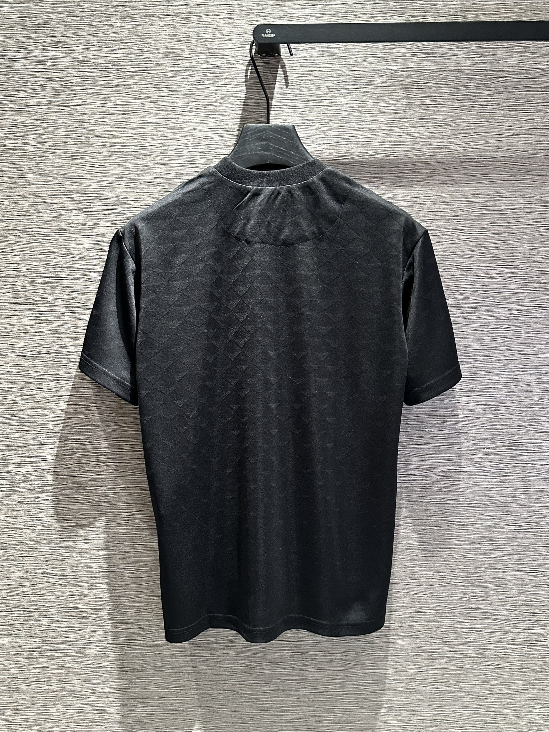 Áo phông T-shirt Prada P Đen họa tiết caro logo tam giác da thêu ngực Like Auth on web VTN