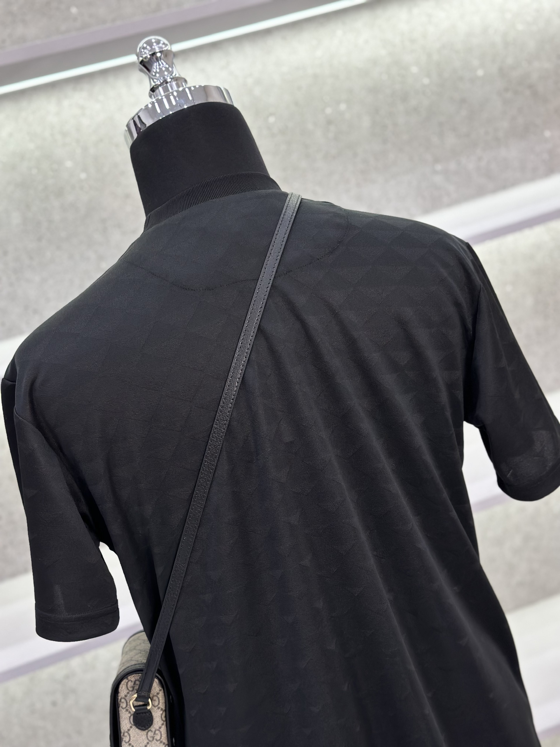 Áo phông T-shirt Prada P Đen họa tiết caro logo tam giác da thêu ngực Like Auth on web VTN