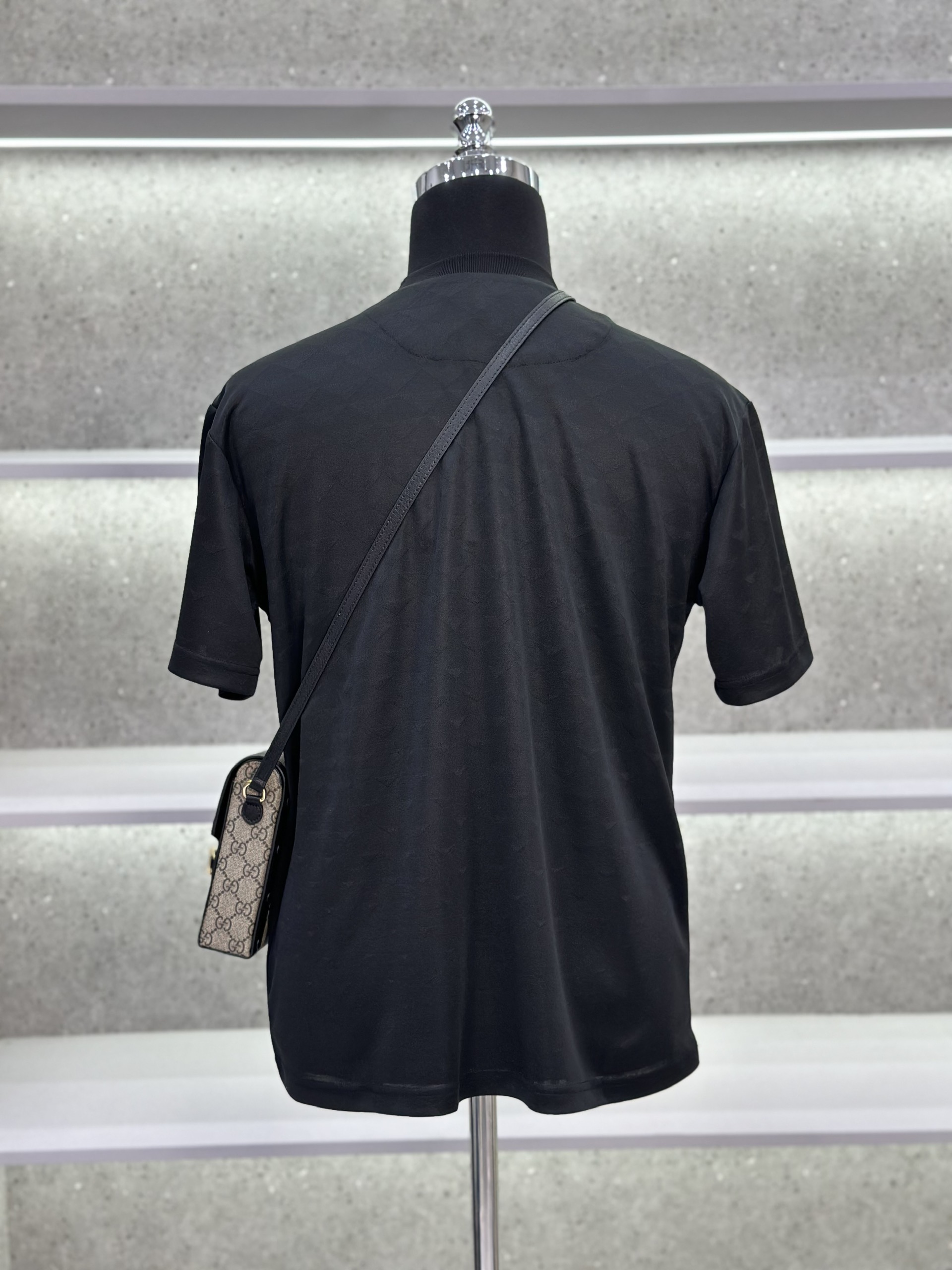 Áo phông T-shirt Prada P Đen họa tiết caro logo tam giác da thêu ngực Like Auth on web VTN