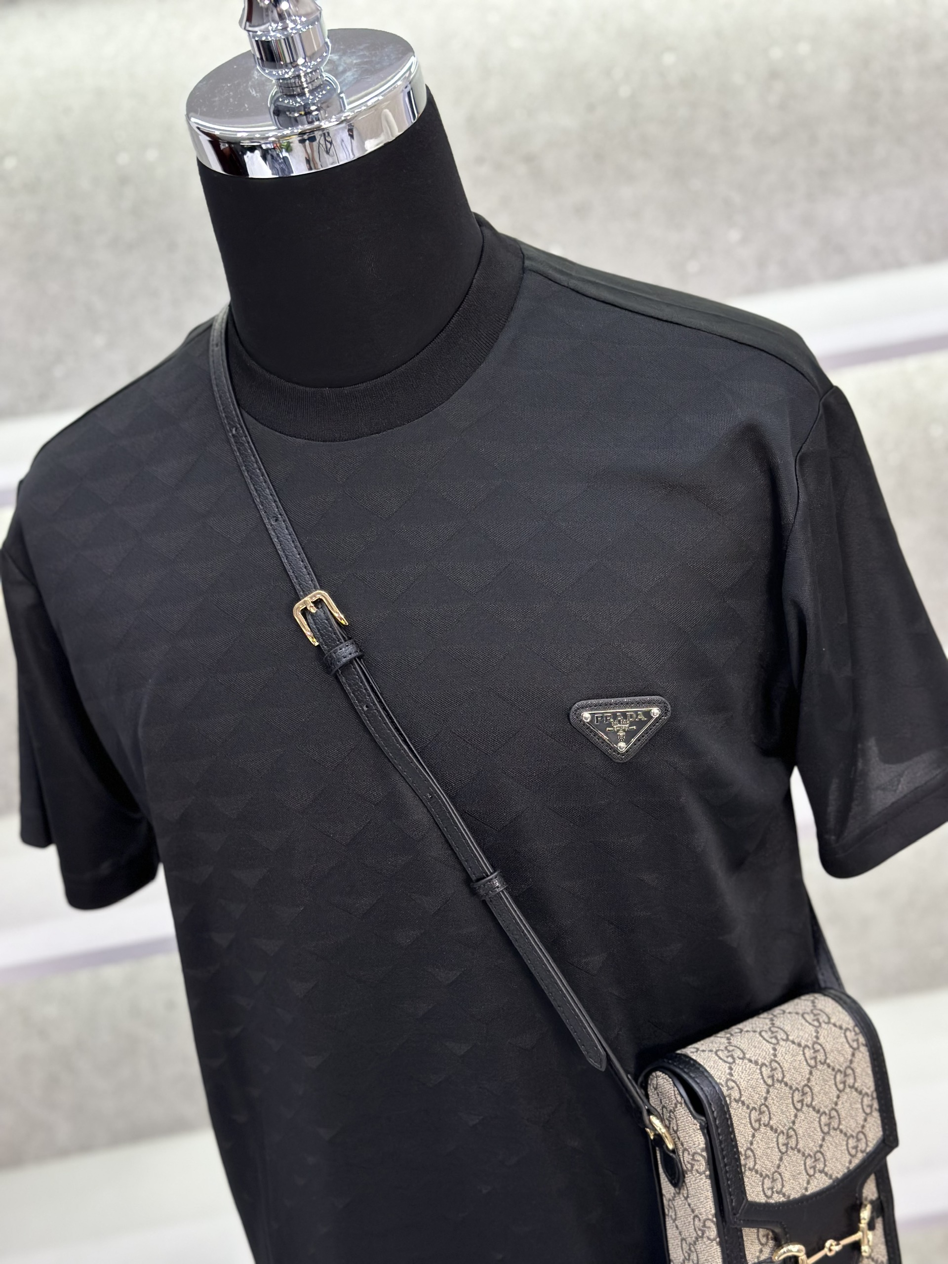 Áo phông T-shirt Prada P Đen họa tiết caro logo tam giác da thêu ngực Like Auth on web VTN