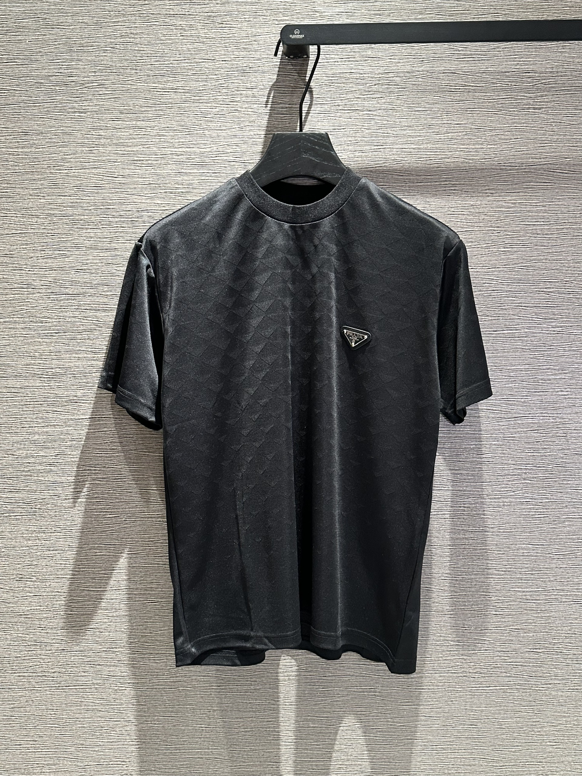 Áo phông T-shirt Prada P Đen họa tiết caro logo tam giác da thêu ngực Like Auth on web VTN