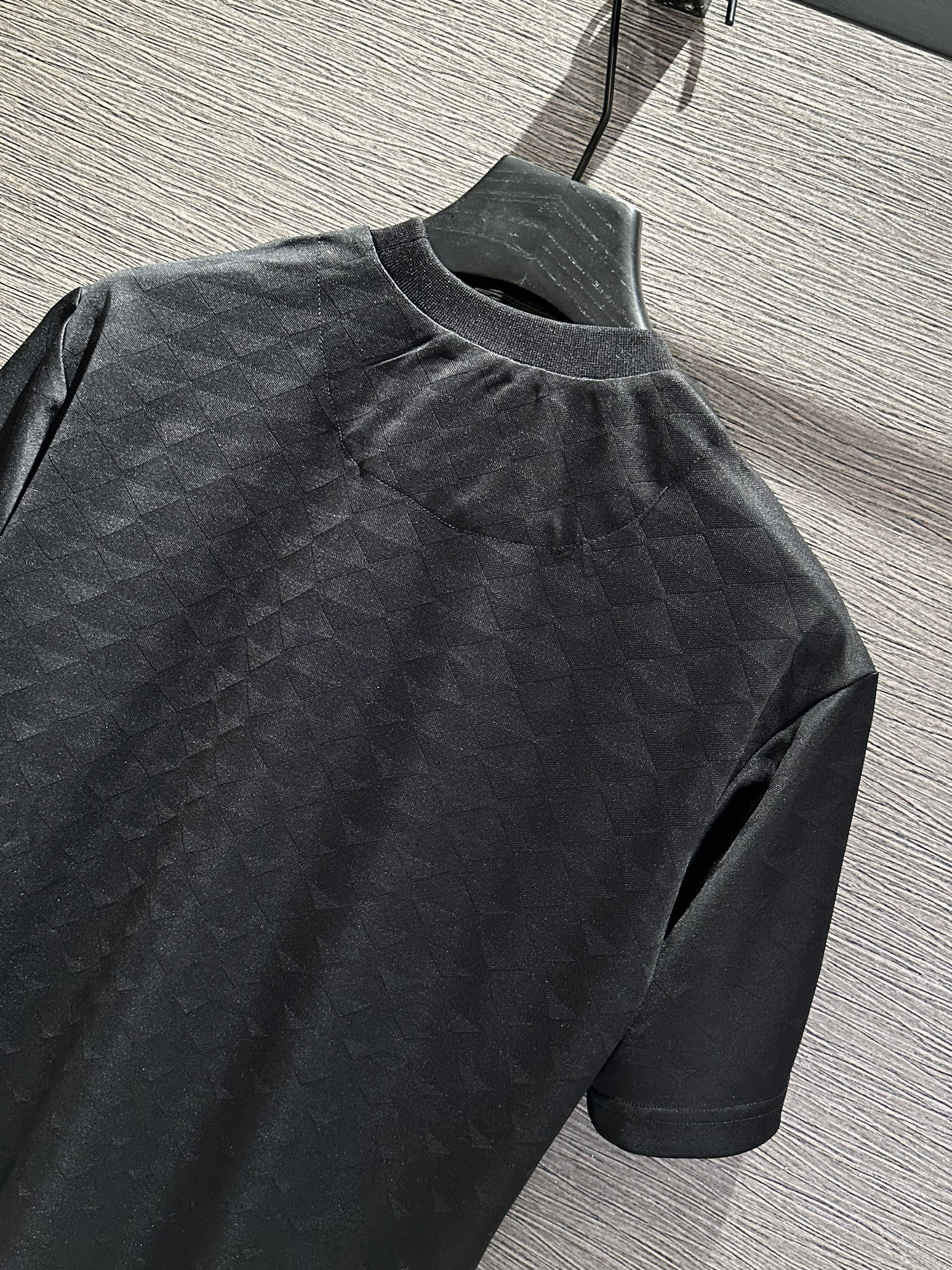 Áo phông T-shirt Prada P Đen họa tiết caro logo tam giác da thêu ngực Like Auth on web VTN