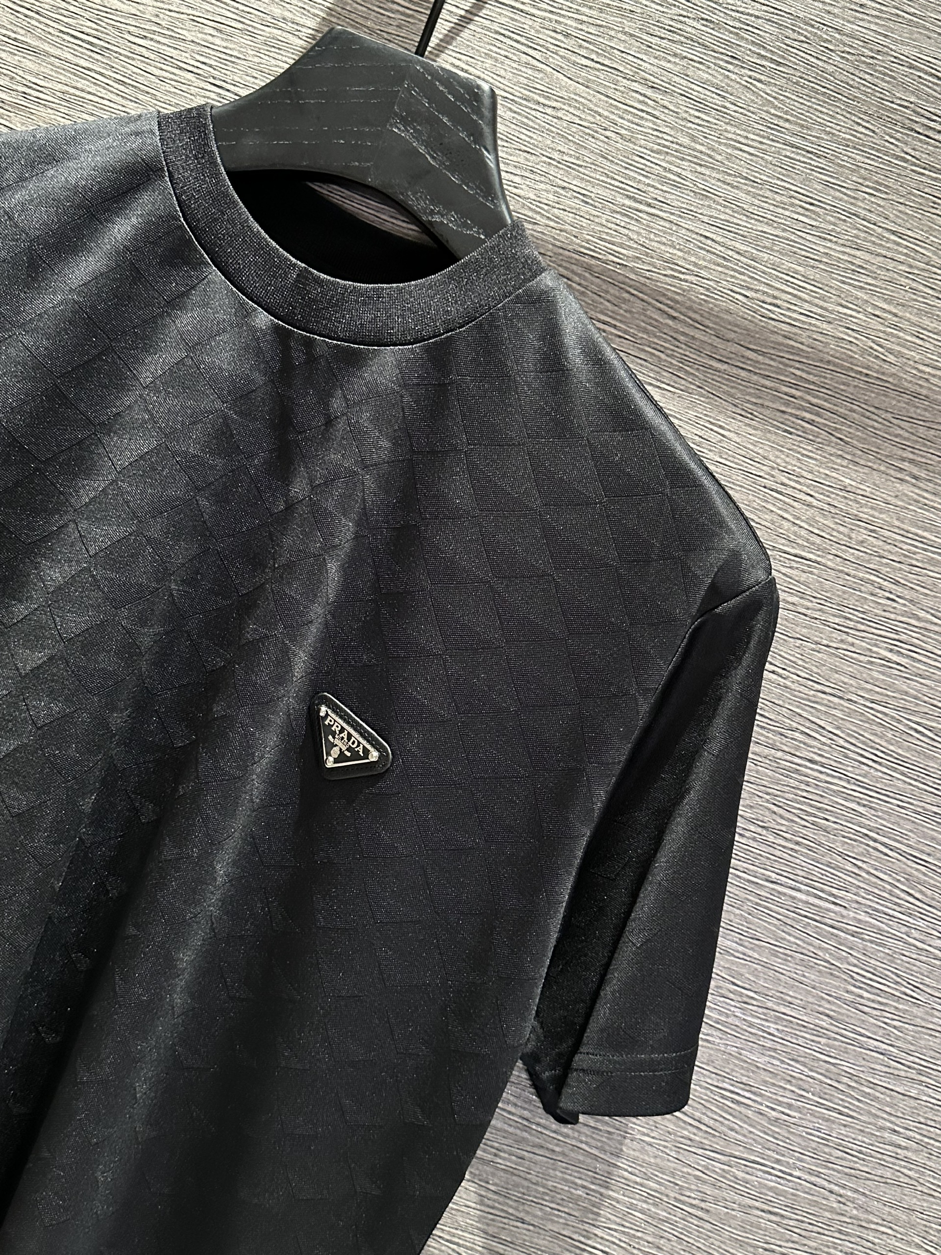 Áo phông T-shirt Prada P Đen họa tiết caro logo tam giác da thêu ngực Like Auth on web VTN