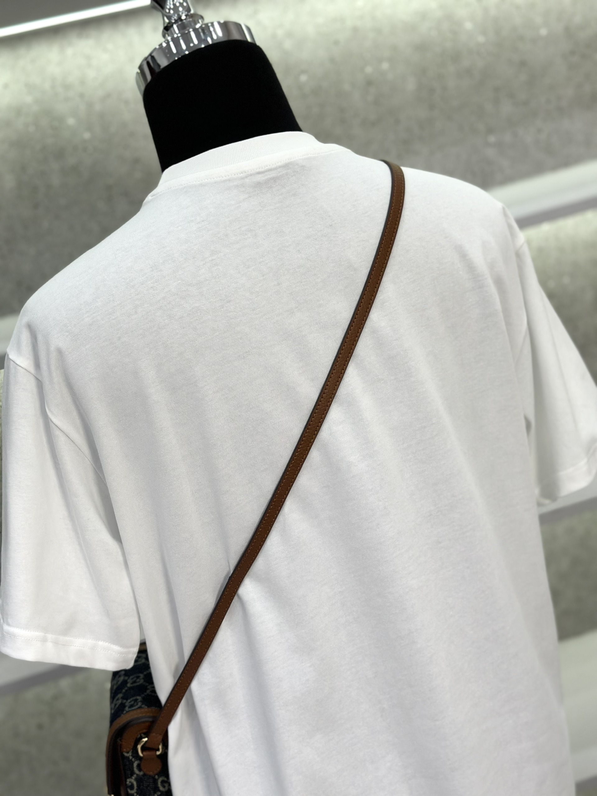Áo phông T-shirt Prada P trơn phối wash tag logo ngực Like Auth on web DDT VTN