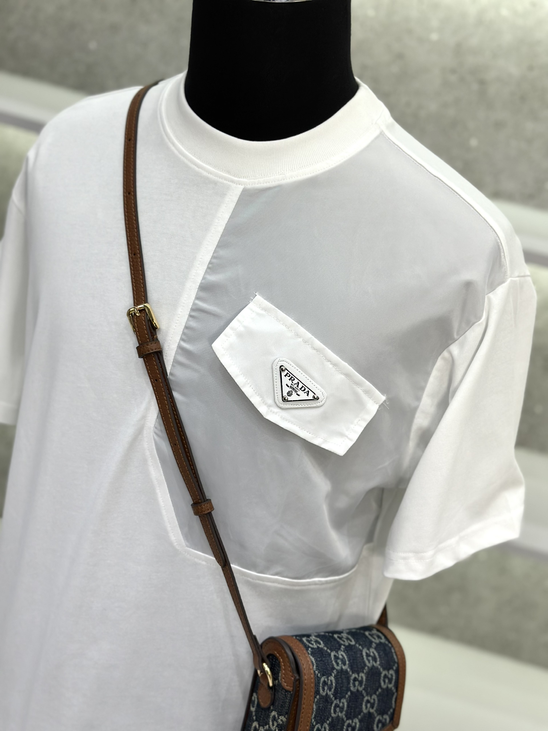 Áo phông T-shirt Prada P trơn phối wash tag logo ngực Like Auth on web DDT VTN