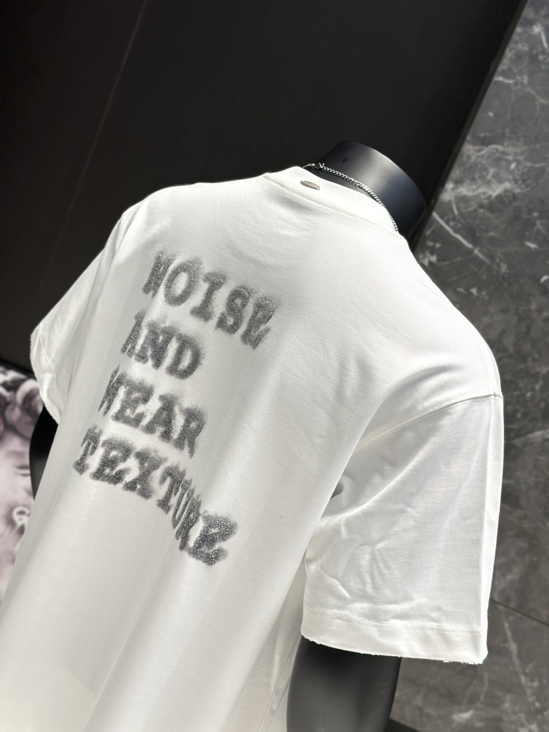 Áo phông T shirt Caras Noise form to Like Auth M-L VTN\trắng