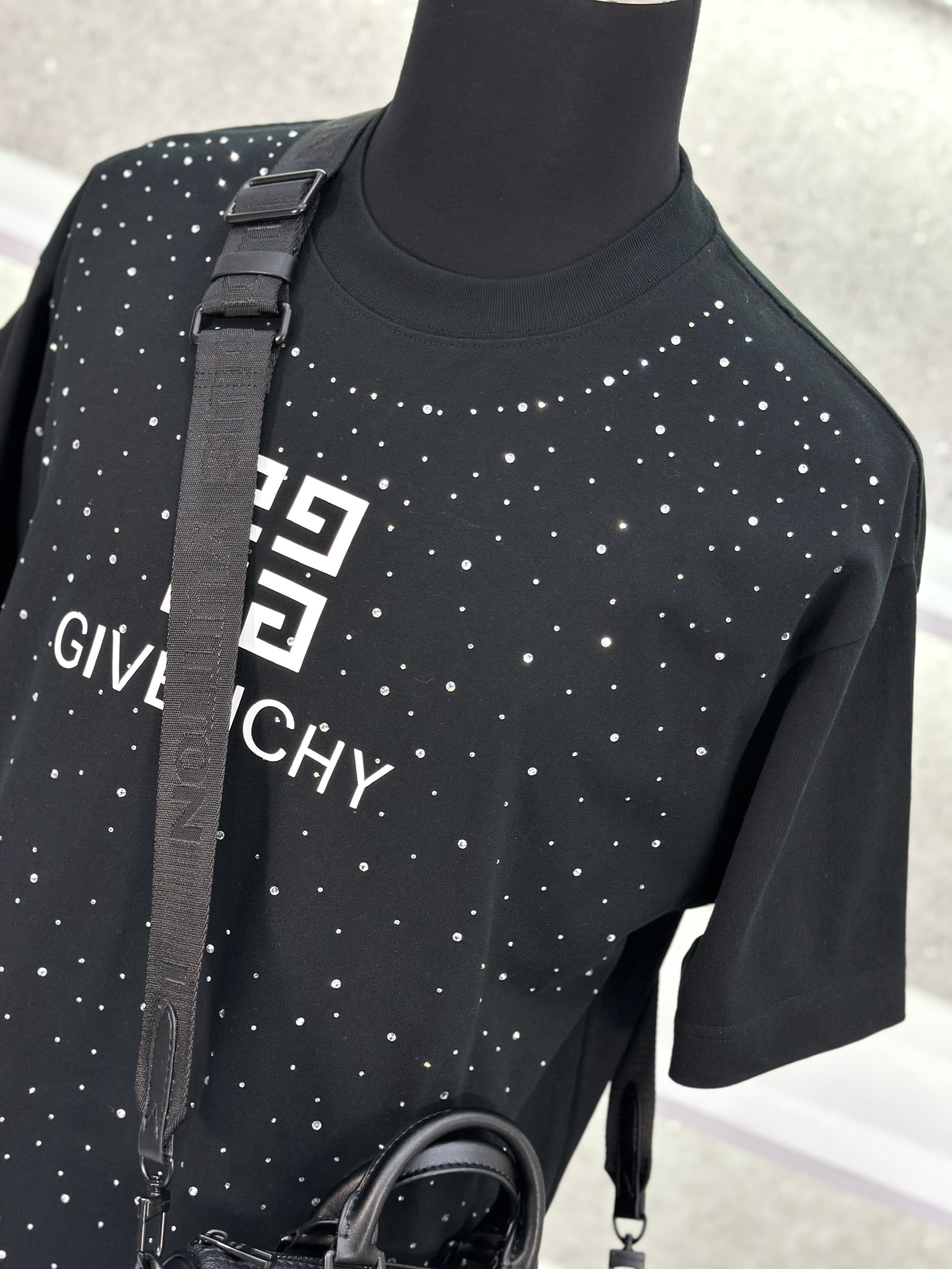 Áo phông T-shirt Givenchy GVC đính đá logo chữ ngực Like Auth on web VTN