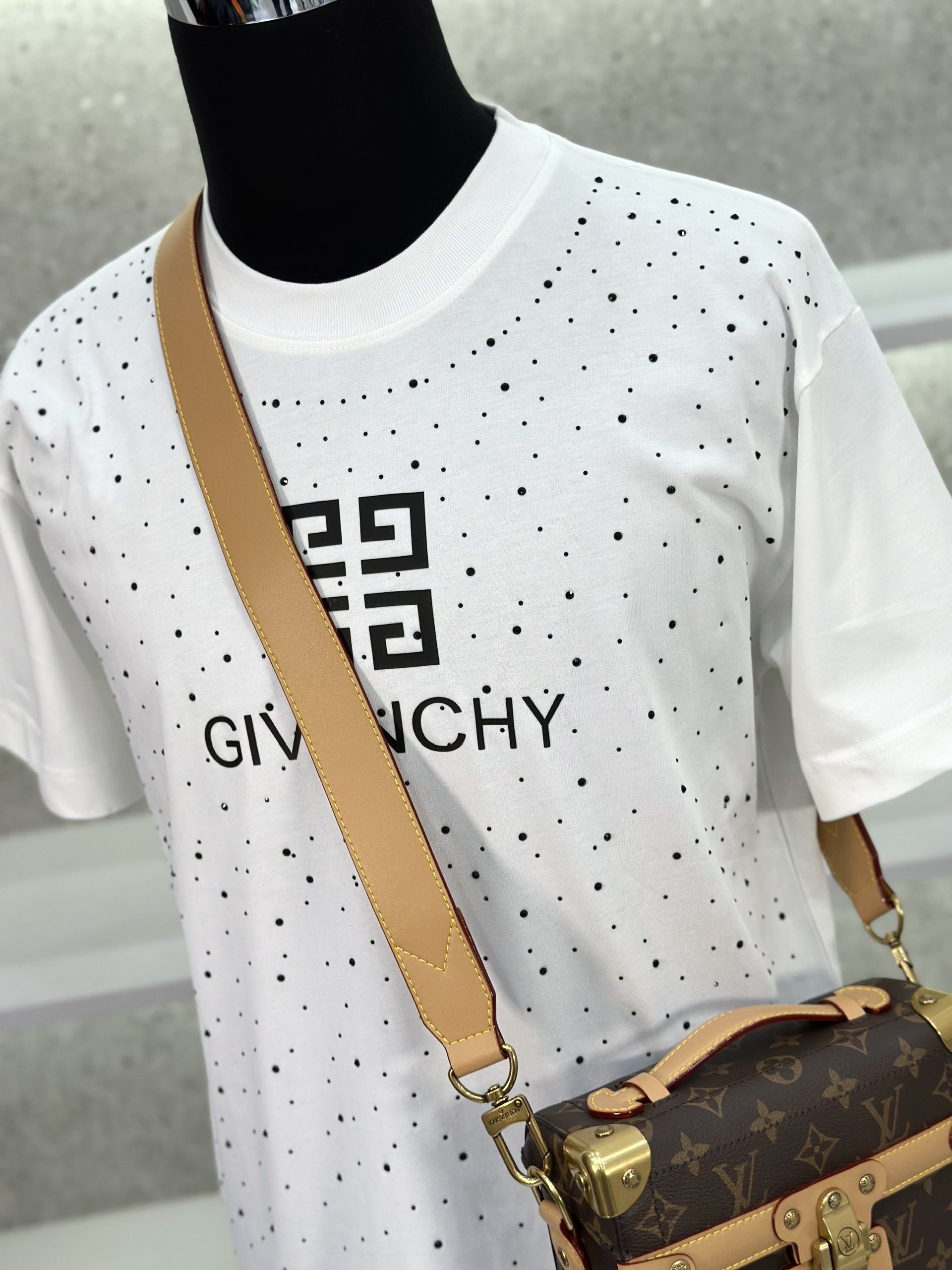 Áo phông T-shirt Givenchy GVC đính đá logo chữ ngực Like Auth on web VTN