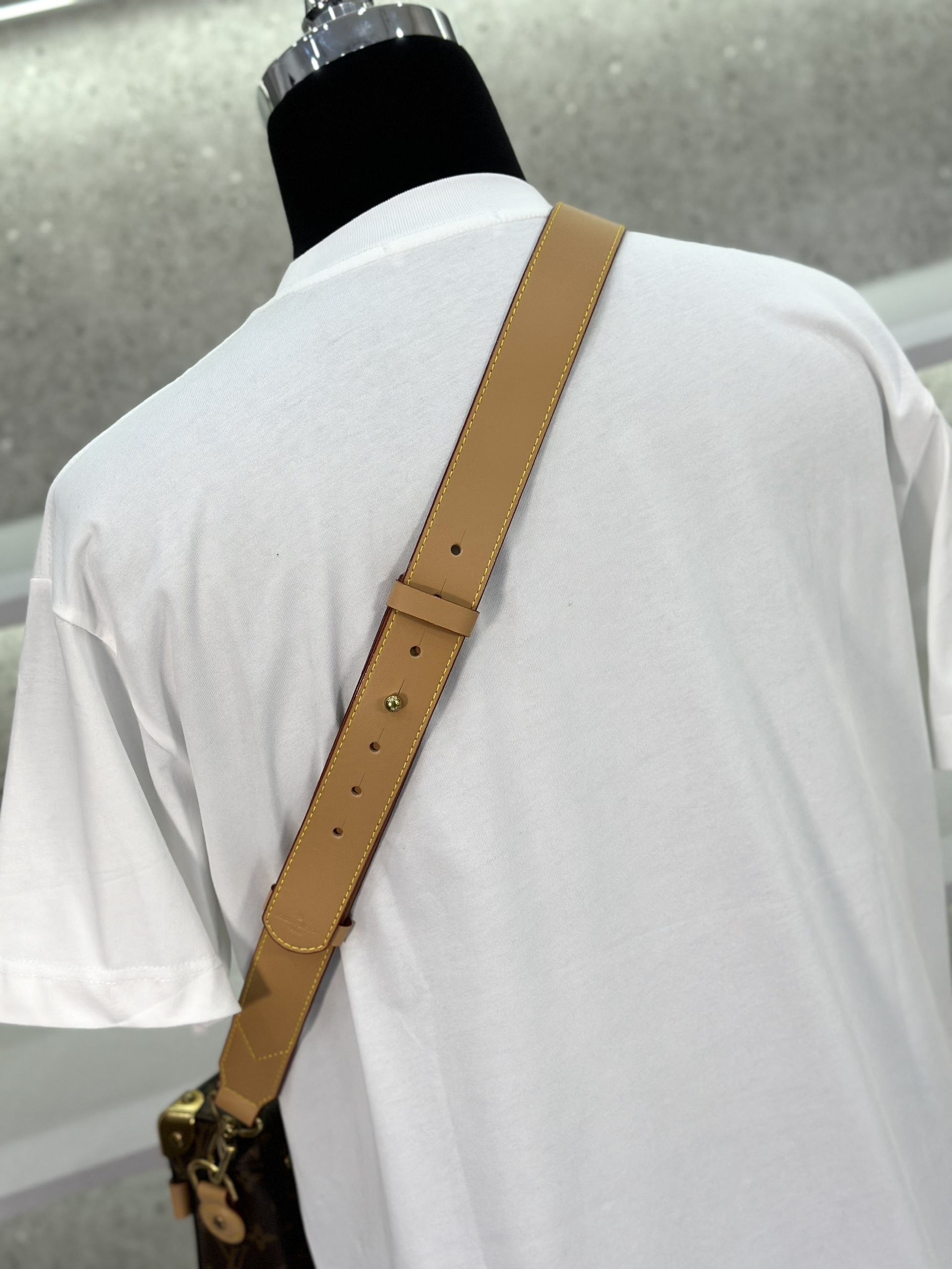 Áo phông T-shirt Givenchy GVC đính đá logo chữ ngực Like Auth on web VTN