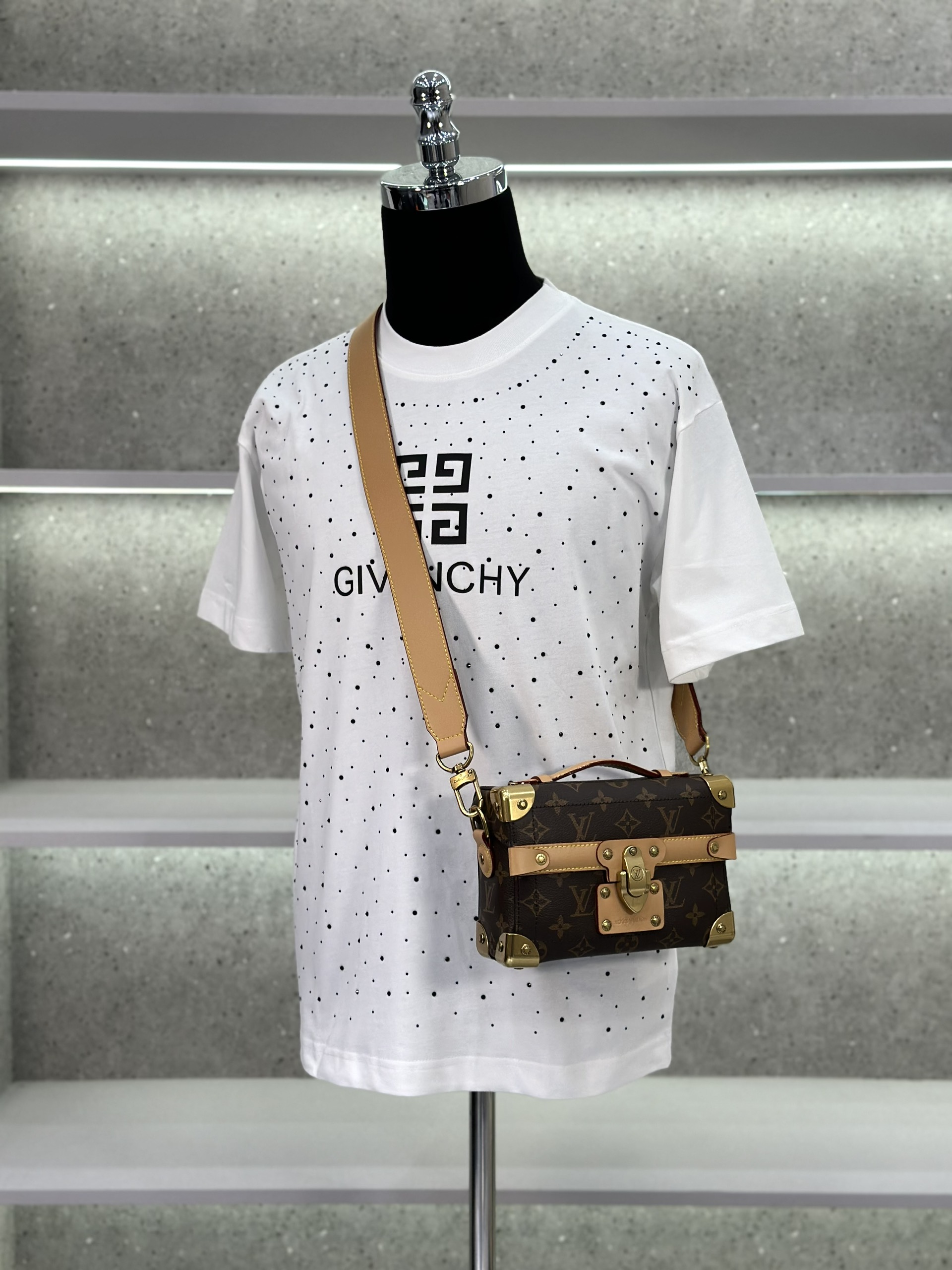 Áo phông T-shirt Givenchy GVC đính đá logo chữ ngực Like Auth on web VTN