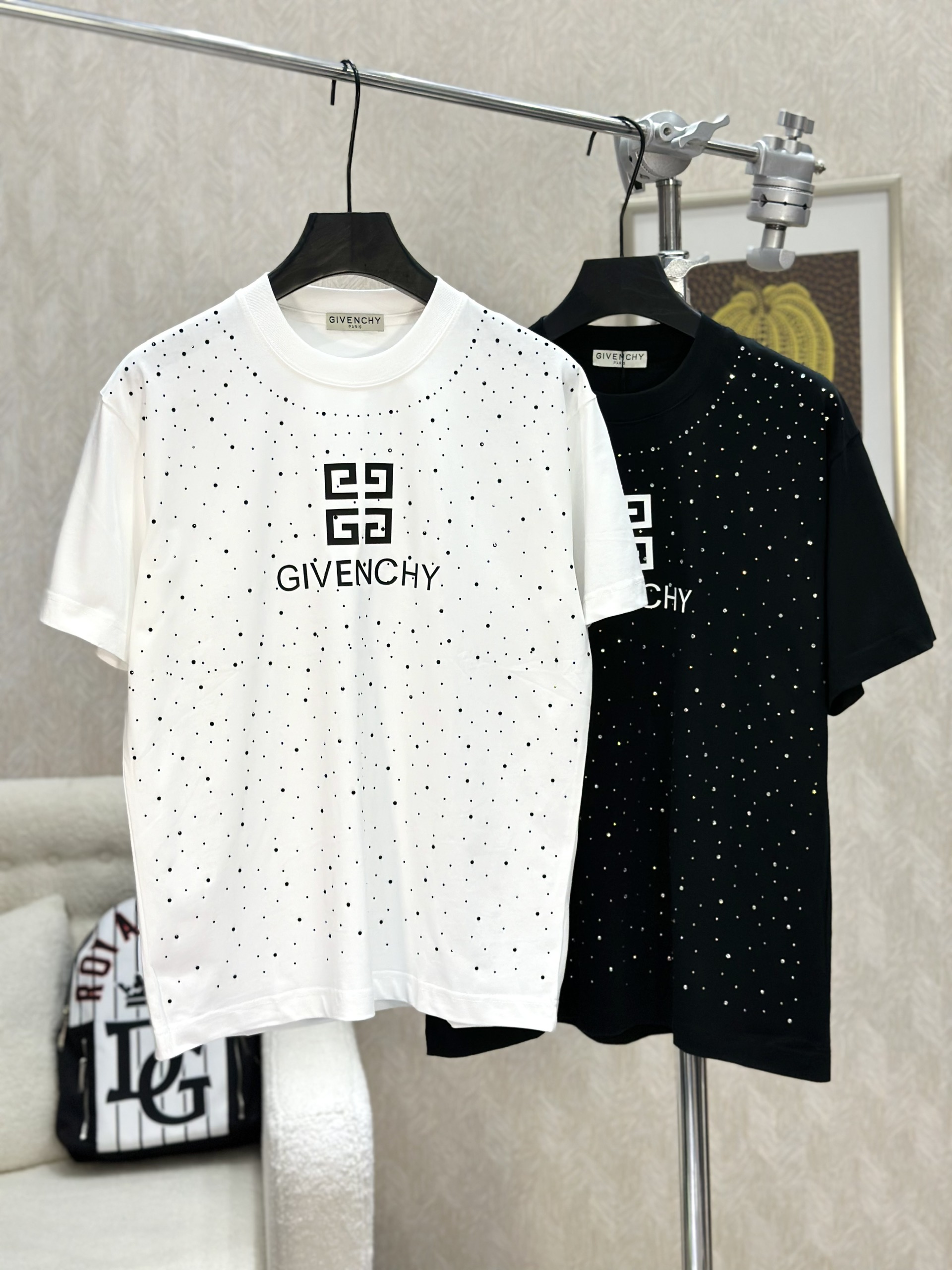 Áo phông T-shirt Givenchy GVC đính đá logo chữ ngực Like Auth on web VTN