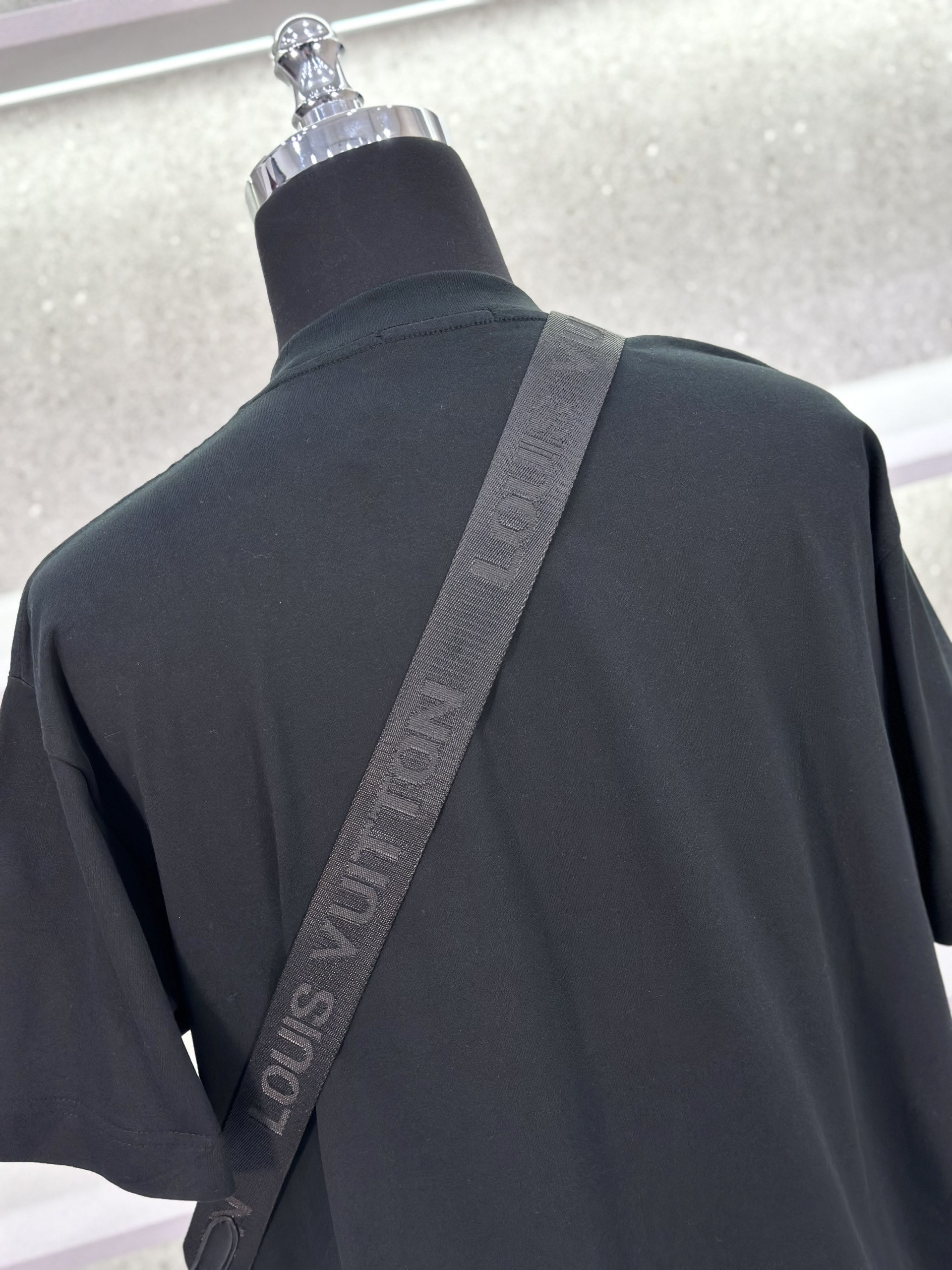 Áo phông T-shirt Givenchy GVC đính đá logo chữ ngực Like Auth on web VTN