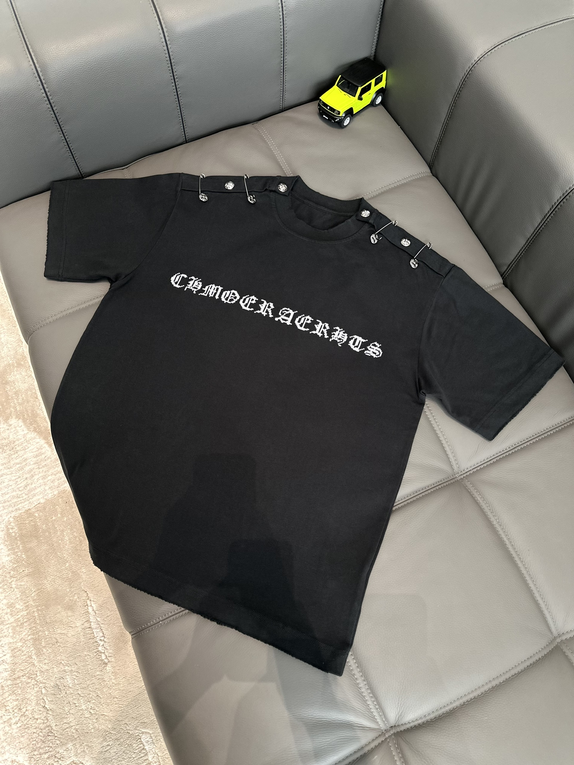 Áo phông T shirt Chrome Heart CH logo ngực đính khuy vai Like Auth M-XL VTN\Đen