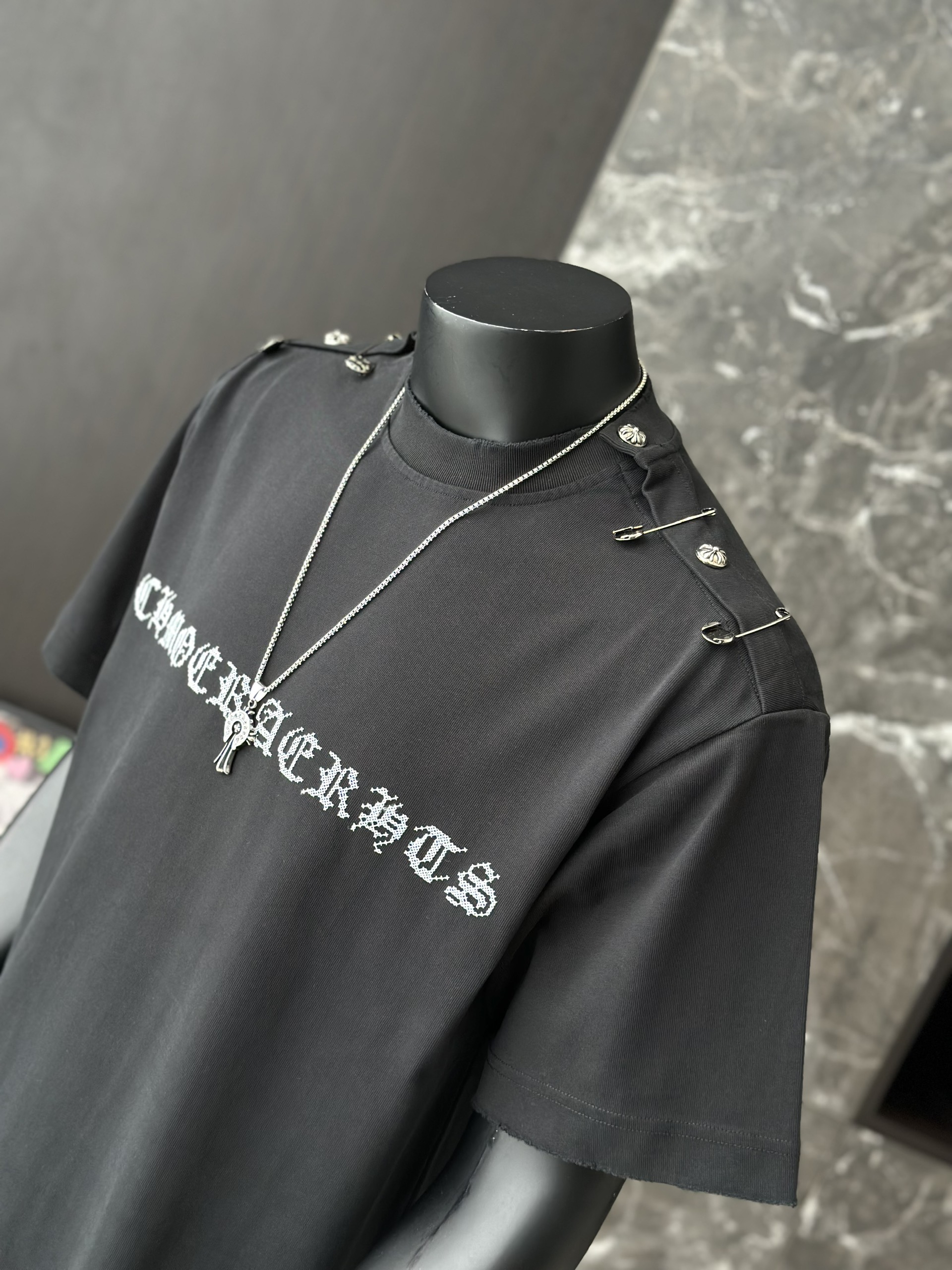 Áo phông T shirt Chrome Heart CH logo ngực đính khuy vai Like Auth M-XL VTN\Đen