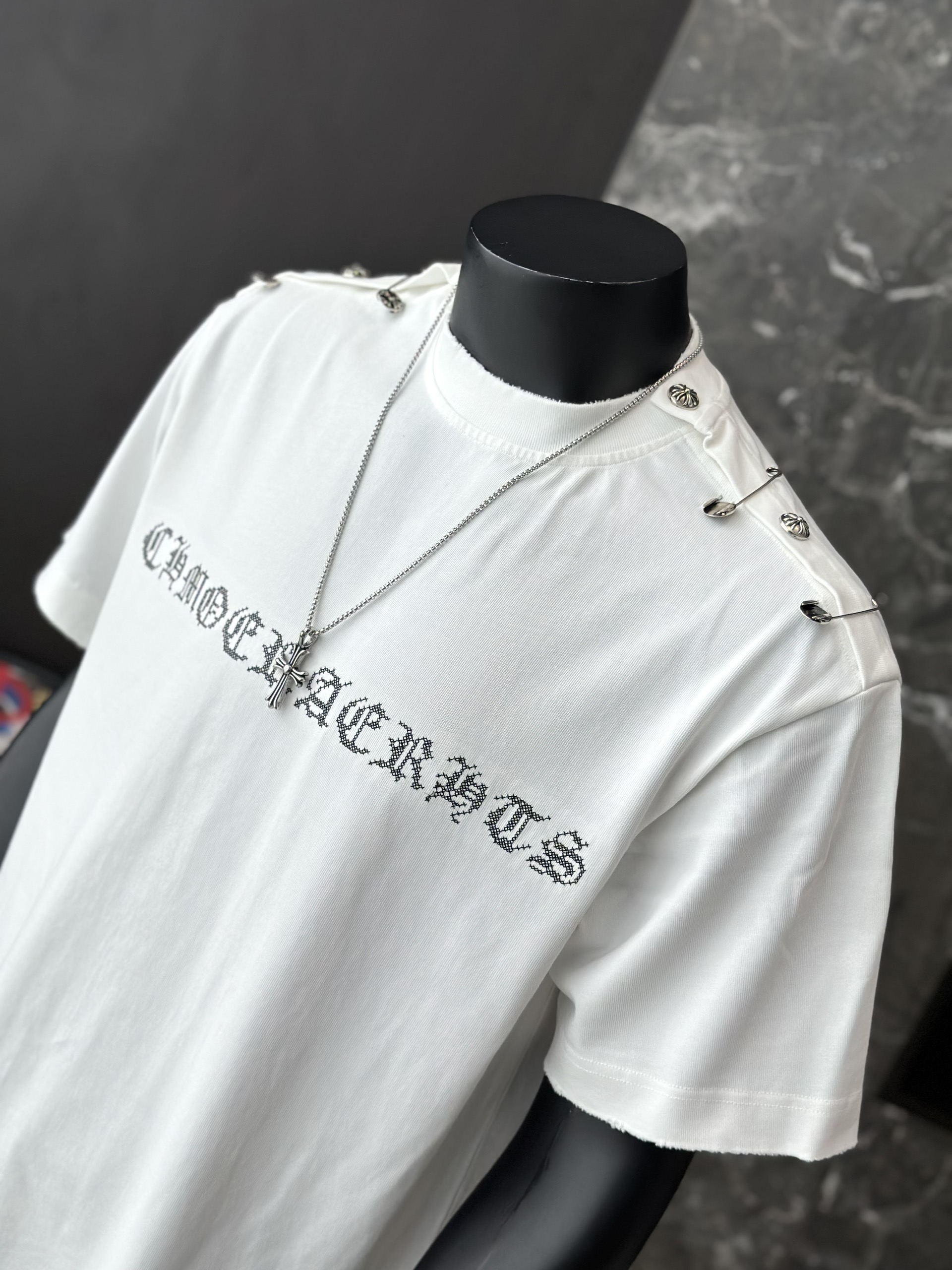 Áo phông T shirt Chrome Heart CH logo ngực đính khuy vai Like Auth M-XL VTN\Trắng