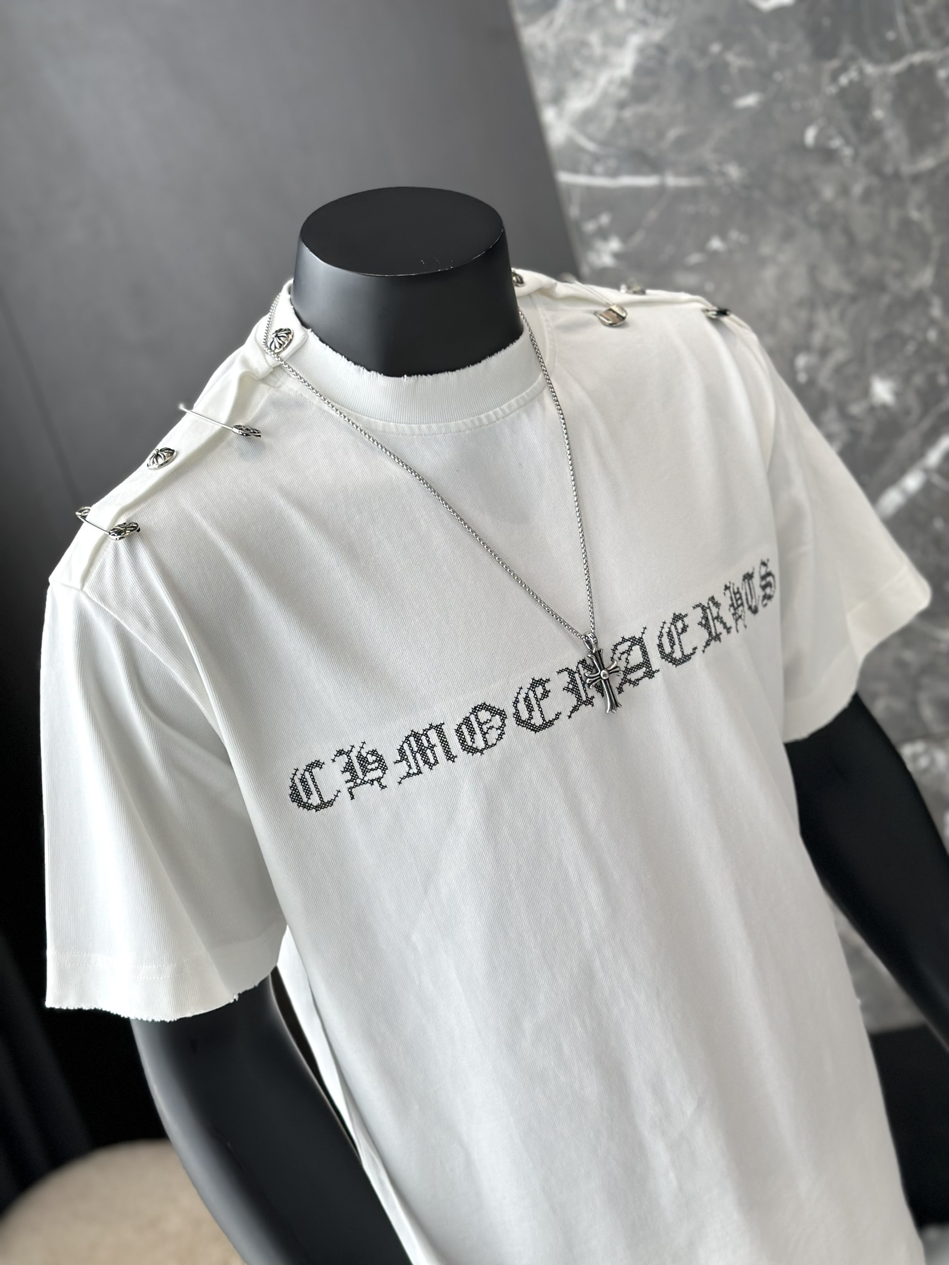 Áo phông T shirt Chrome Heart CH logo ngực đính khuy vai Like Auth M-XL VTN\Trắng