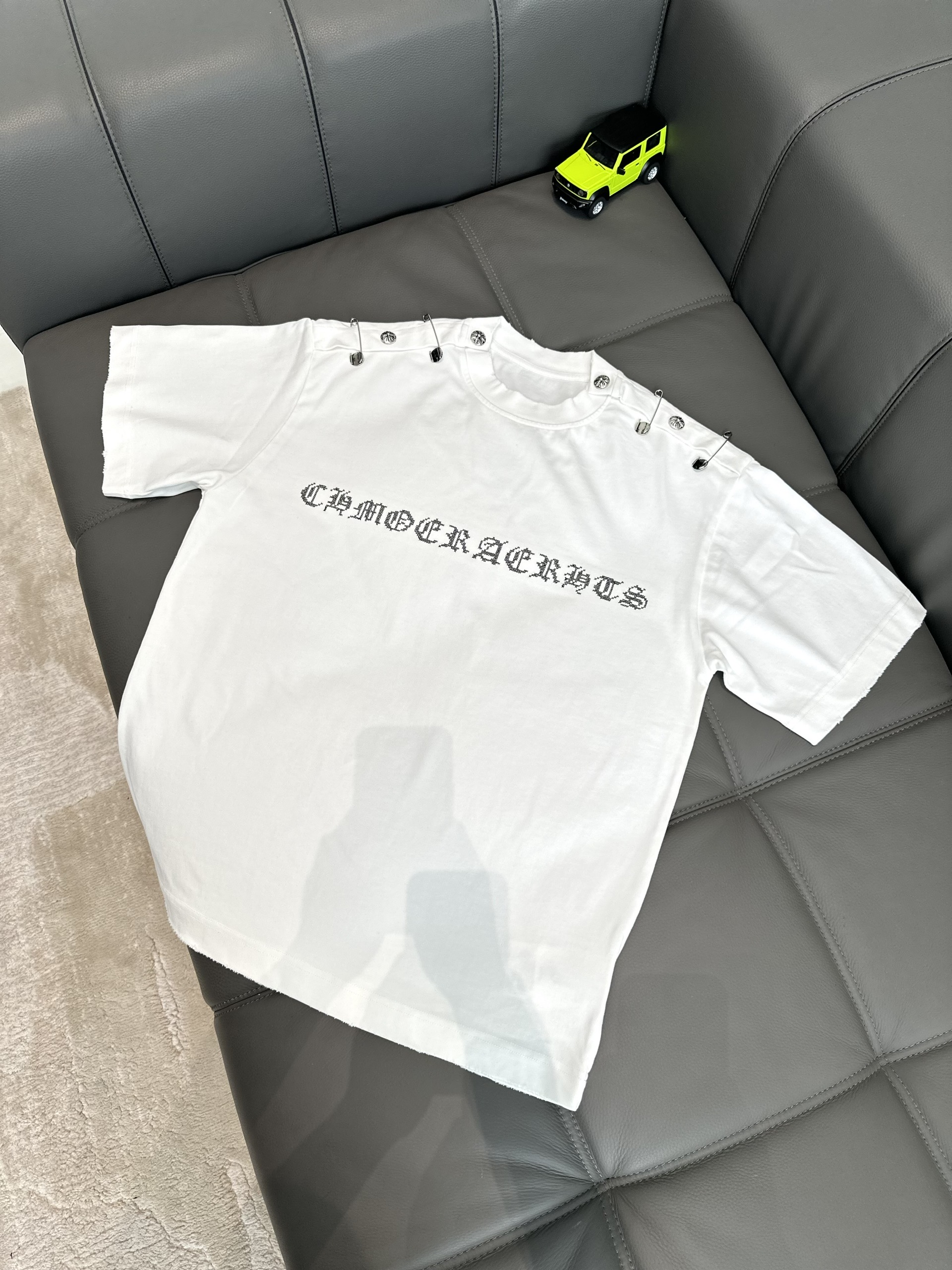 Áo phông T shirt Chrome Heart CH logo ngực đính khuy vai Like Auth M-XL VTN\Trắng