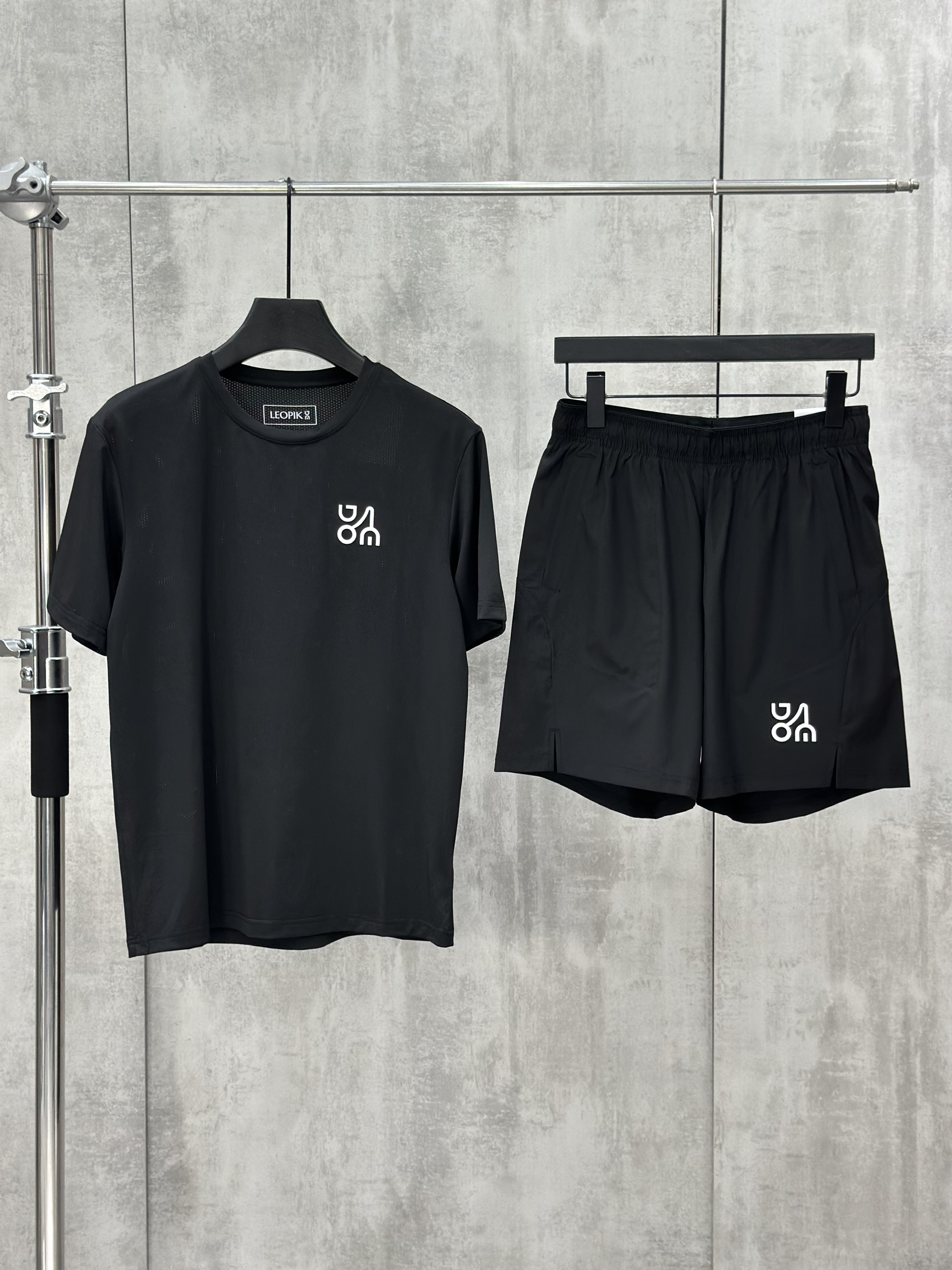 Set bộ thể thao hè Deba Đen logo ngực dọc lưng XS-XL VTN