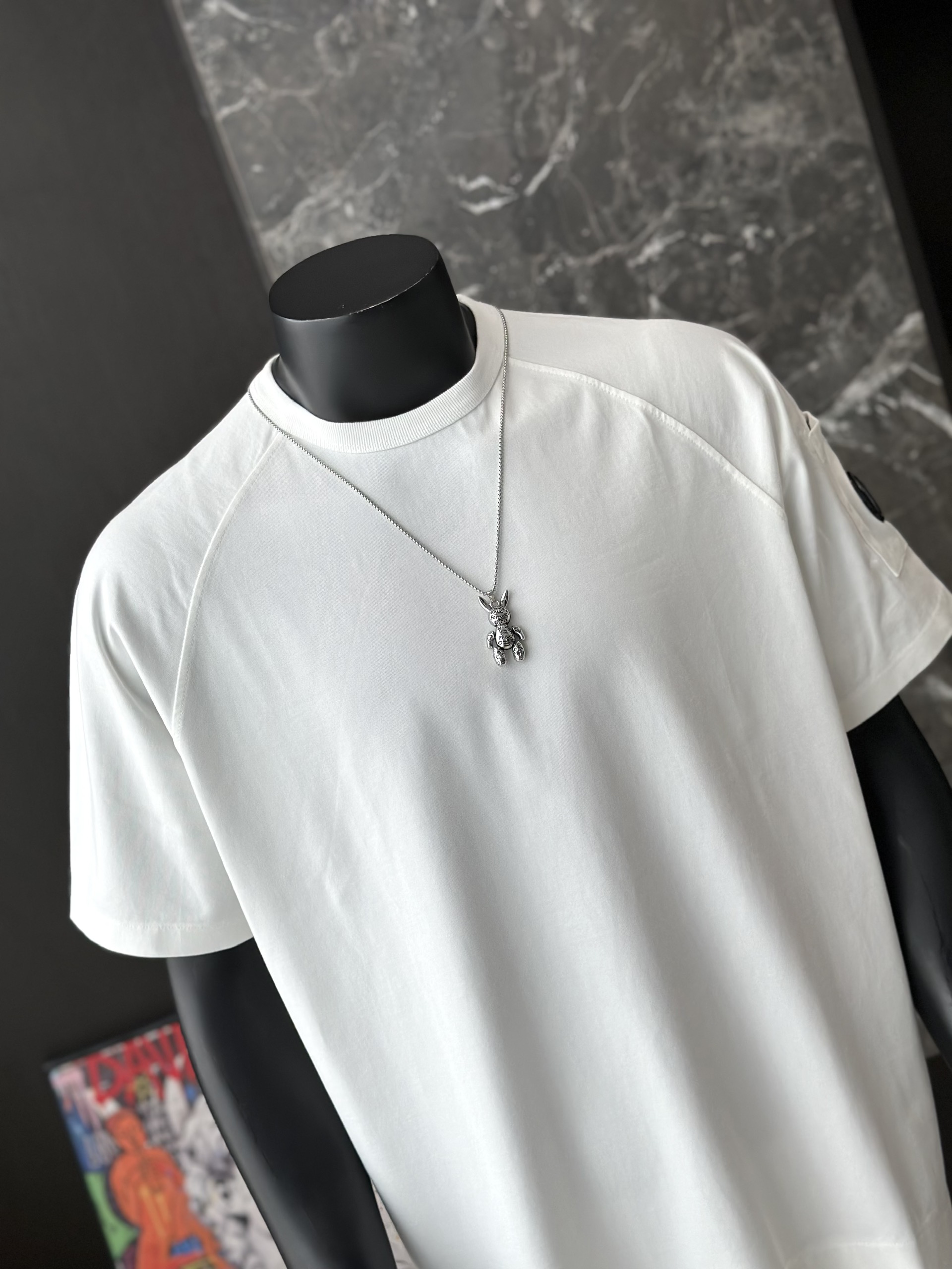 Áo phông T shirt Caras bo viền vai túi khóa tay Like Auth S-M VTN\TRẮNG