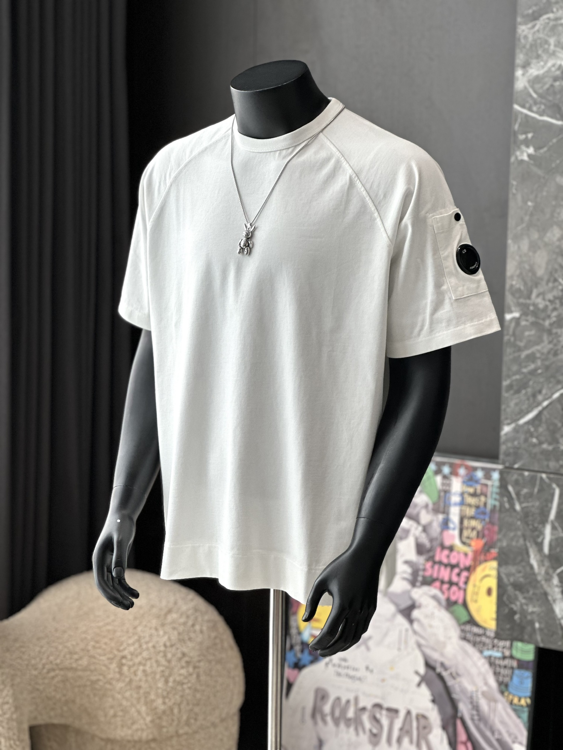 Áo phông T shirt Caras bo viền vai túi khóa tay Like Auth S-M VTN\TRẮNG